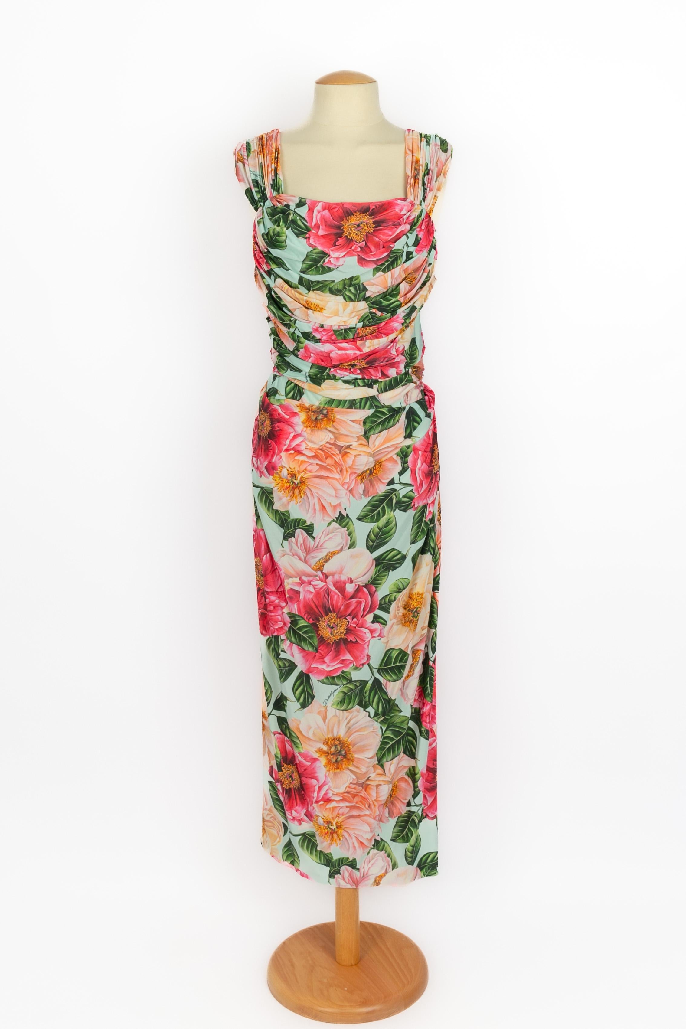 DOLCE&GABBANA - (Fabriqué en Italie) Robe à fleurs dans les tons rose et vert. Taille 44IT. A 2025 Collectional.

Condit :
Très bon état.

Dimensions :
Poitrine : 37 cm - Taille : 25 cm - Longueur : 135 cm

SKU:VR427