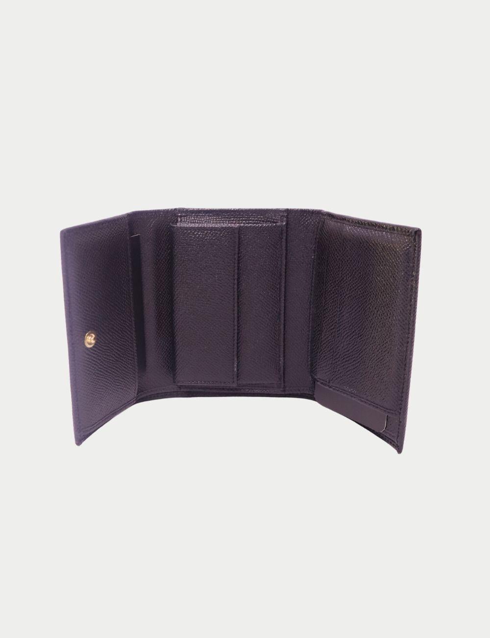 Dolce & Gabbana Cartera de piel saffiano negra

Añade un toque de sofisticación italiana a tus objetos de uso diario con esta cartera Dolce & Gabbana en clásica piel saffiano negra. Con una silueta estructurada y una placa metálica con el logotipo,
