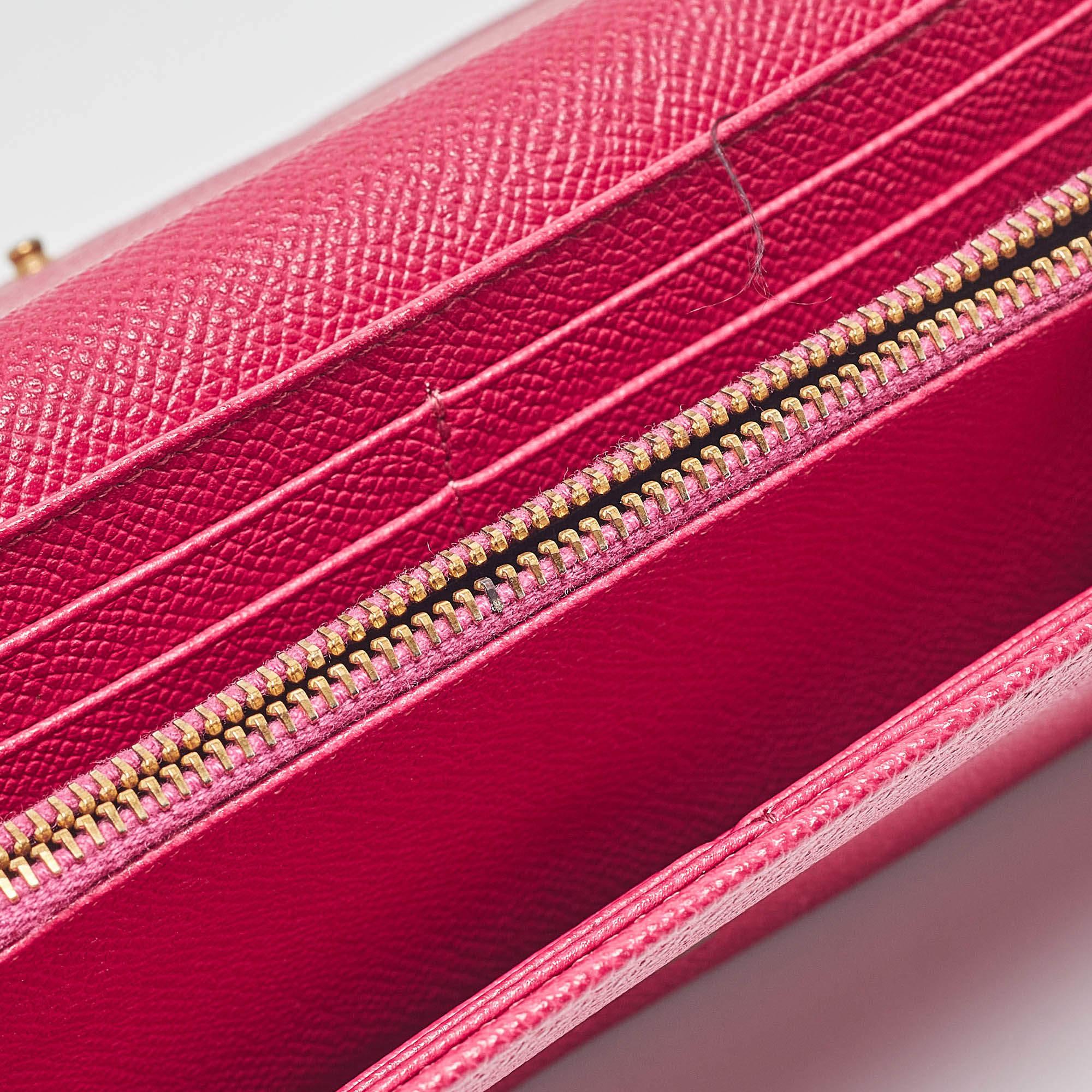This designer wallet is an immaculate balance of sophistication and rational utility. It has been designed using prime quality materials and elevated by a sleek finish. The creation is equipped with ample space for your monetary essentials.