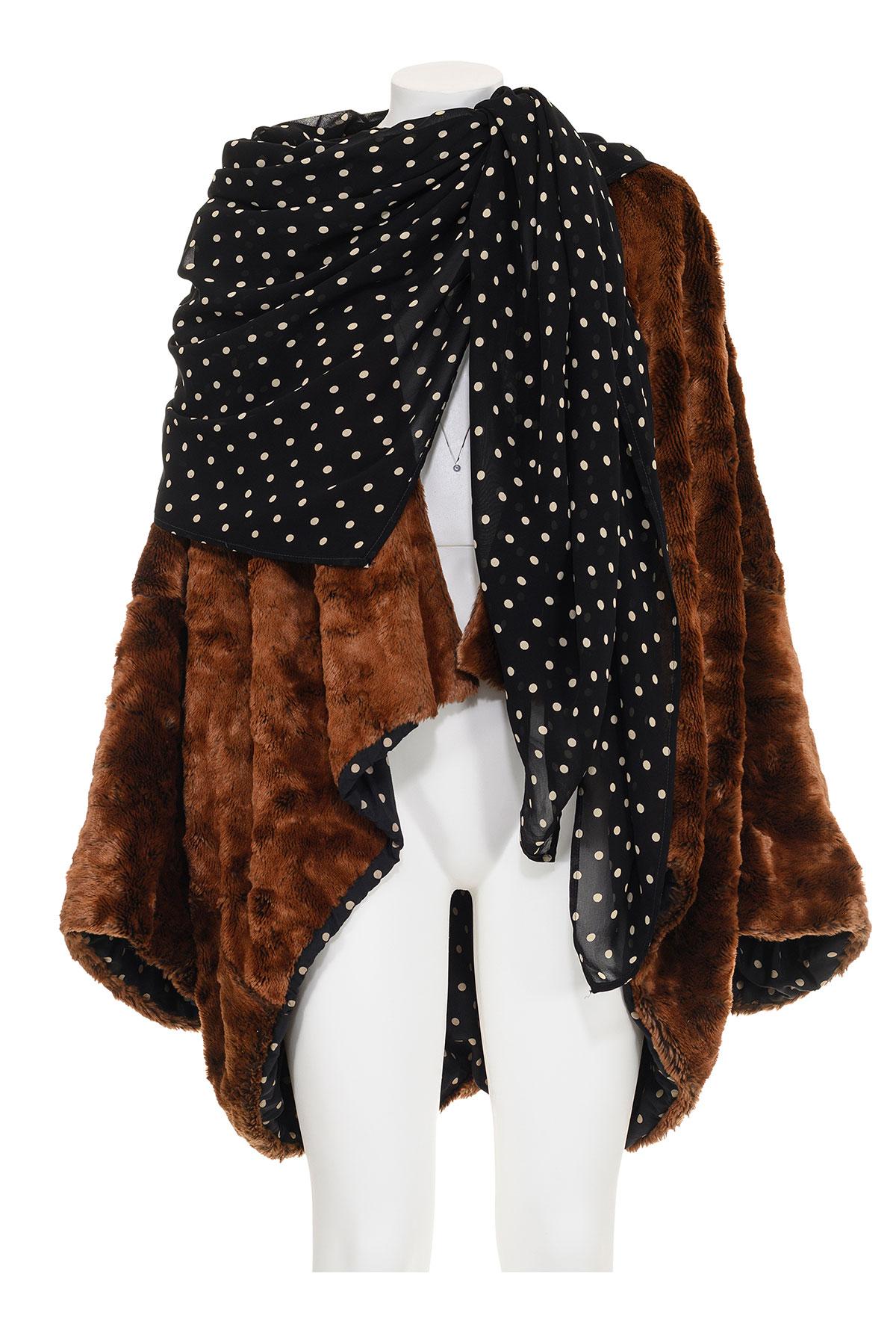 Herbst Winter 1990 sehr seltener und ikonischer Kunstpelzmantel von Dolce & Gabbana.
Vollständig mit gepunktetem Stoff gefüttert.
Getrennte Chiffonstola.
Die Zusammensetzung ist 44% Baumwolle, 39% Polyamid und 17% Acryl.