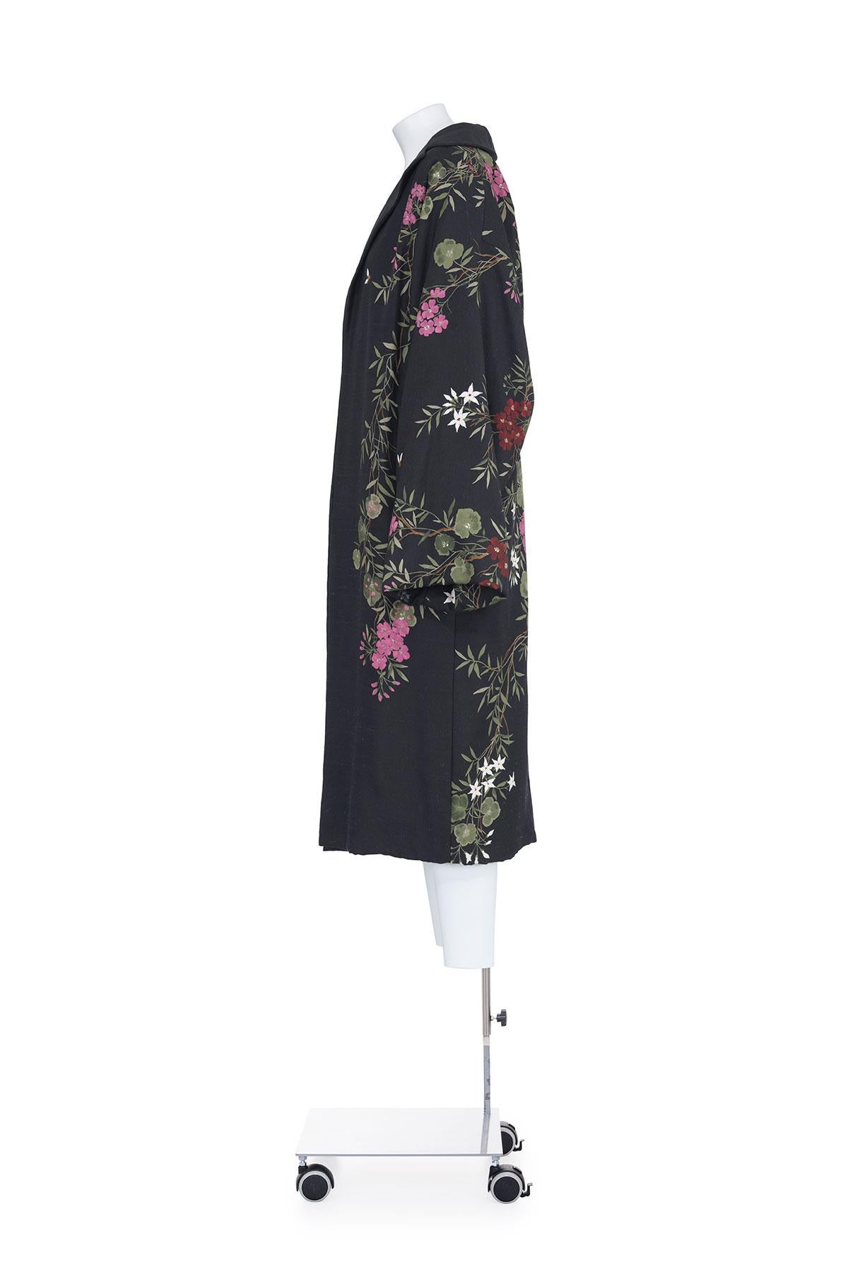 Herbst Winter 1998 seltener Kimono-Mantel aus Shantung mit Blumenmuster von Dolce&Gabbana.
Leicht gepolstert.
Zwei Taschen.
Vollständig gefüttert.
Die Zusammensetzung ist 100% Seide.

