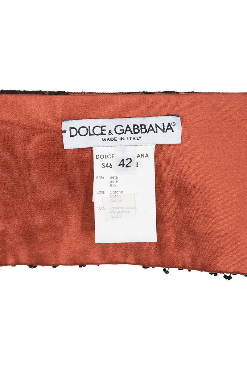 Herbst-Winter 1999 ikonischer bestickter Satin-Gürtel mit Klettverschluss für die Taille.
Die Zusammensetzung ist 50% Seide, 40% Baumwolle und 10% Nylon.

