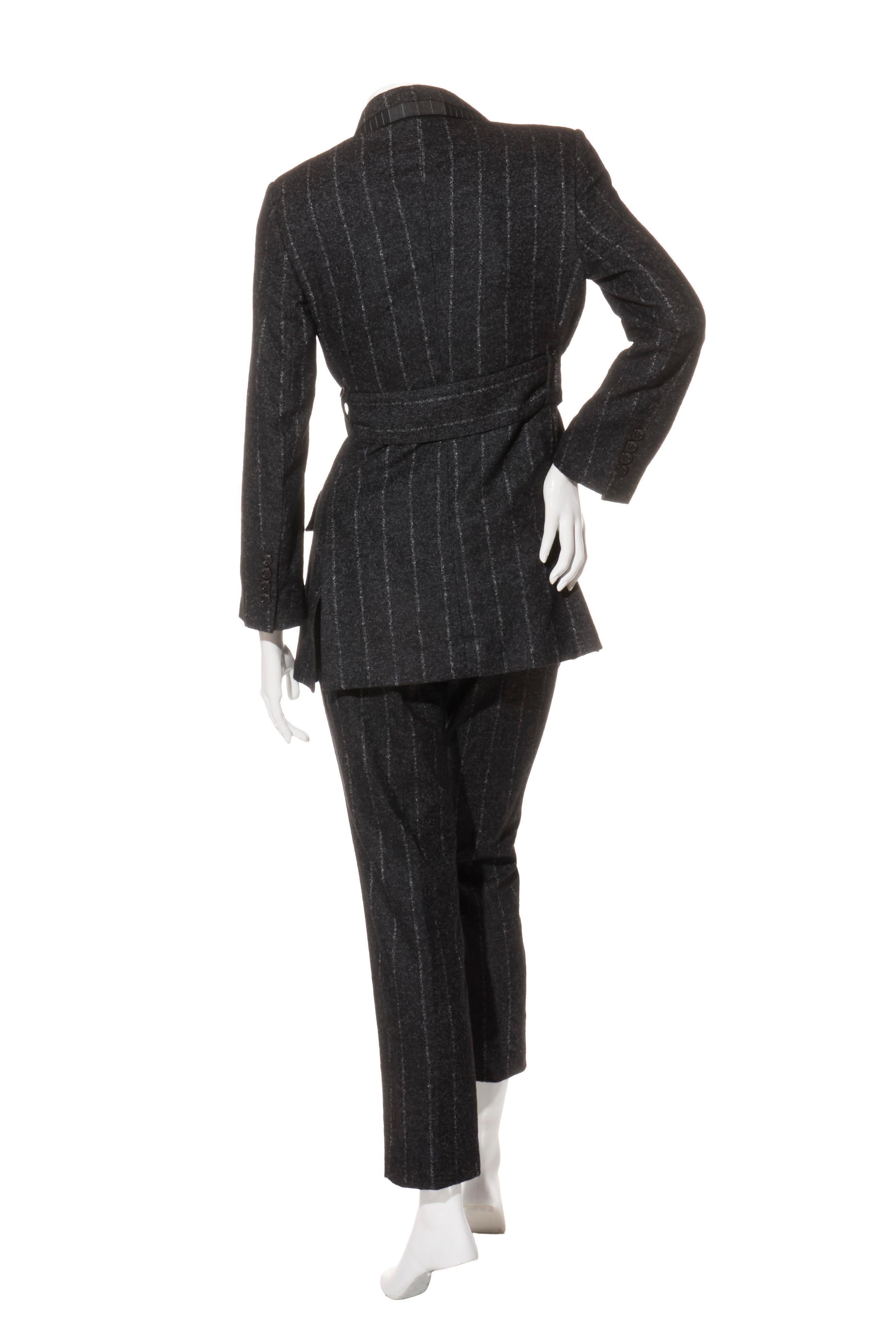 Dolce & Gabbana FW16 Anthrazitfarbener Nadelstreifen-Hosenanzug mit Gürtel aus Alpaka-Mischung, IT 40 im Zustand „Hervorragend“ im Angebot in Woodland Hills, CA
