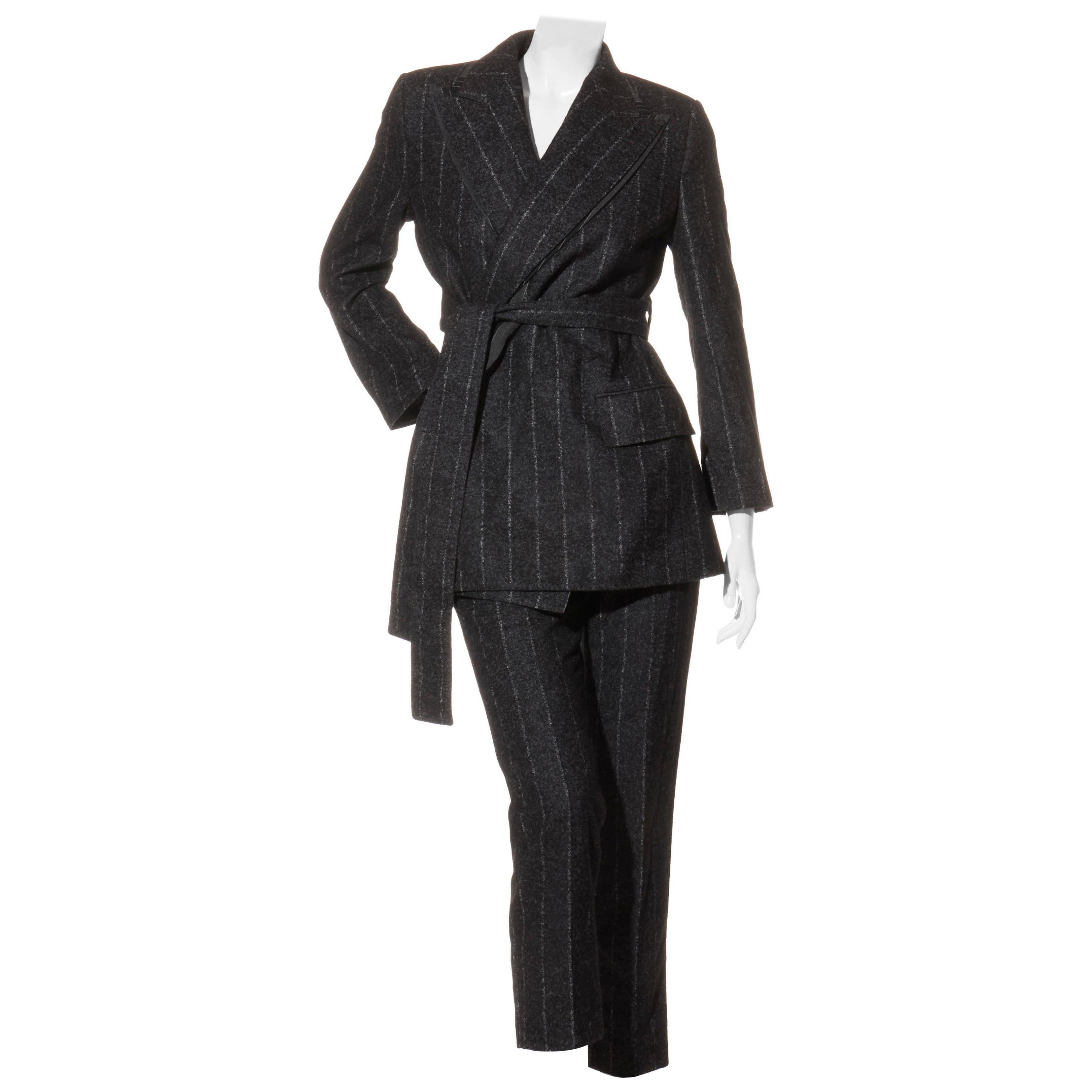 Dolce & Gabbana FW16 Anthrazitfarbener Nadelstreifen-Hosenanzug mit Gürtel aus Alpaka-Mischung, IT 40 im Angebot