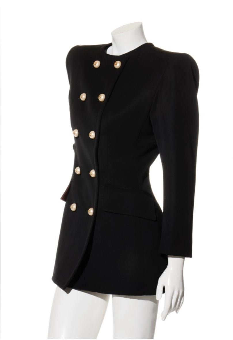 Dolce & Gabbana FW2020 Noir Robe blazer à double boutonnage IT 40

Pièce intemporelle de la Collection Automne/Hiver 2020 de Dolce & Gabbana, cette robe blazer noire à double boutonnage incarne le tailoring raffiné et la silhouette forte et féminine