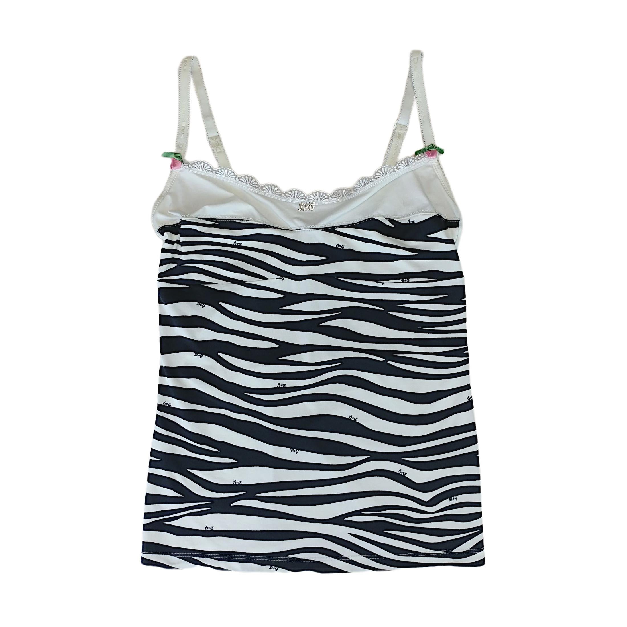 This tank top is an iconic example of the animalier style pursued by Dolce & Gabbana over the years. It is in very good vintage conditions, with two small roses on the straps and the authenticity hologram well