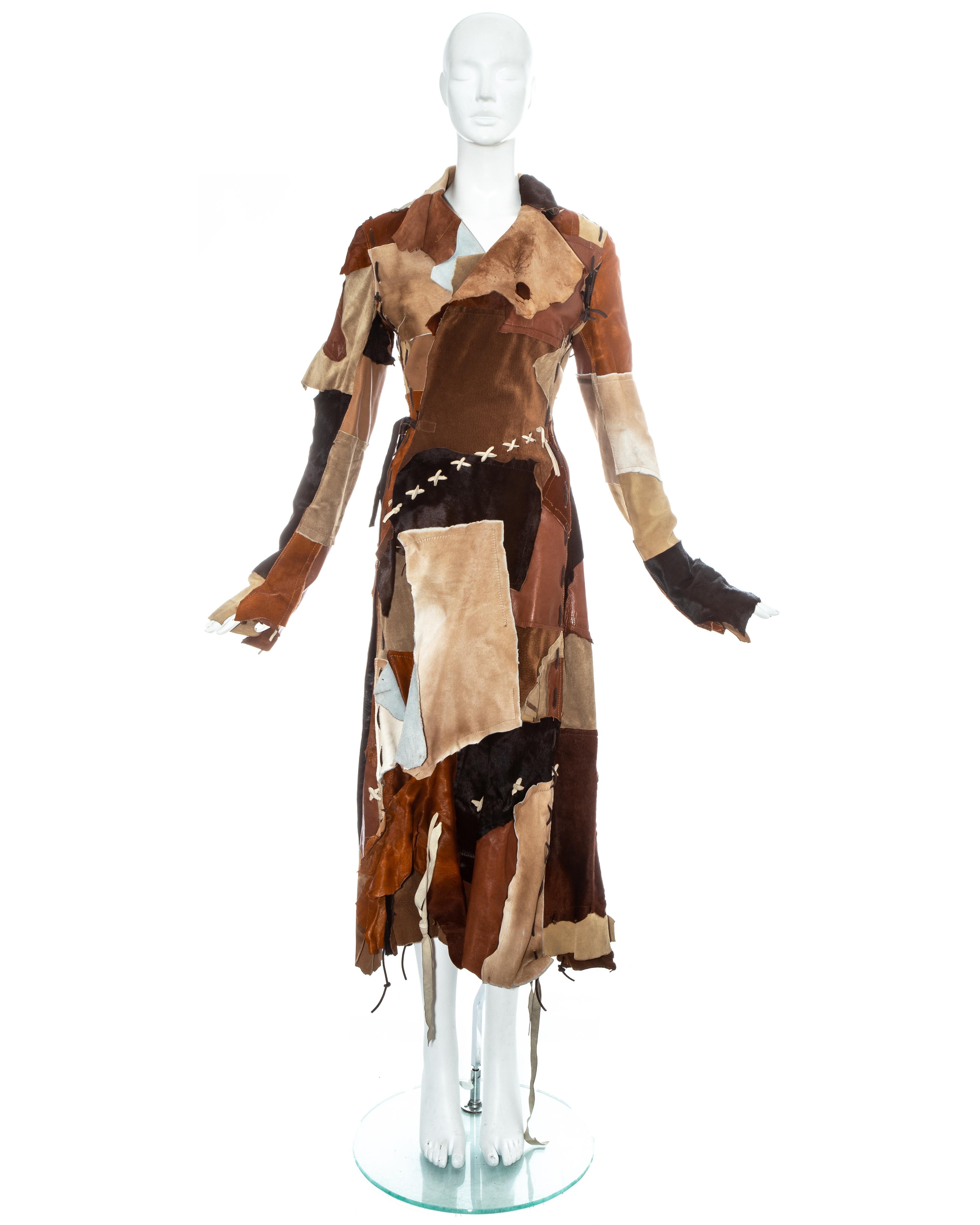 Cappotto patchwork in pelle di capra e pelle di Dolce & Gabbana con chiusura a portafoglio in vita, bordi grezzi, punti di cucitura e nappe in pelle. 

Autunno-Inverno 2002
