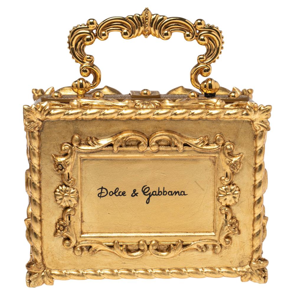 This Dolce box by Dolce & Gabbana is a song of details. In a design that is nothing but spectacular, the Italian brand offers you a bag that is made from acrylic and leather. The box features golden friezes, a finely-shaped top handle, a shoulder