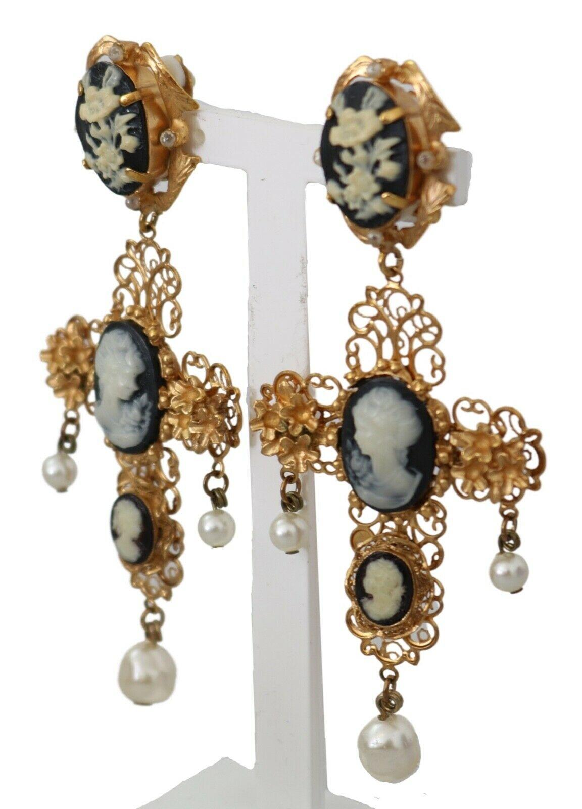  Gorgeous brand new with tags, 100% Authentic Dolce & Gabbana gold tone filigree flower and women cross earrings.




Model: Clip-on, dangling
Motive: Filigree, floral
Material: Brass, crystals

Color: Gold, black
Logo details
Made in