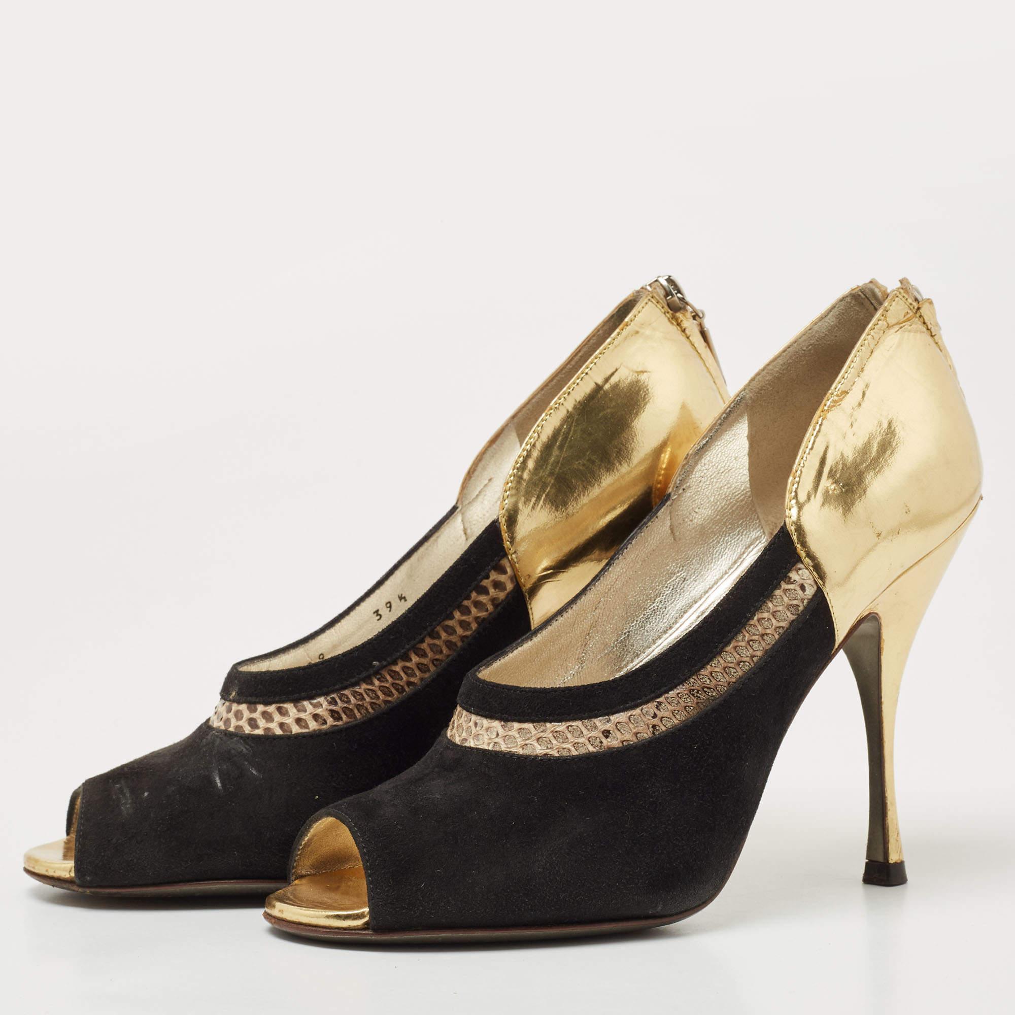 Exhibit an elegant style with this pair of Dolce and Gabbana pumps. These elegant shoes are crafted from quality materials. They are set on durable soles and sleek heels.