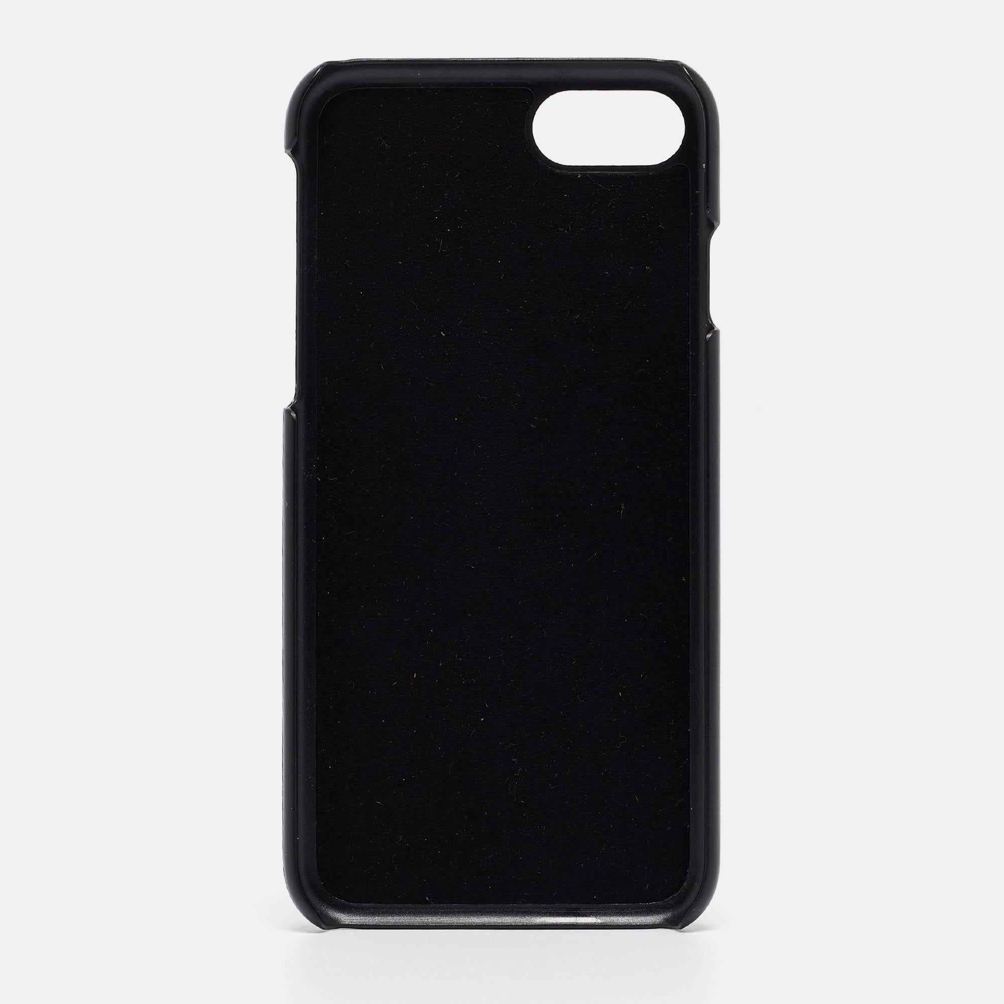 What's not to love about items that are both functional and worthy to be flaunted! This stunning Dolce & Gabbana cover has been designed smartly to safeguard your phone from any bumps, scratches, and dust. 