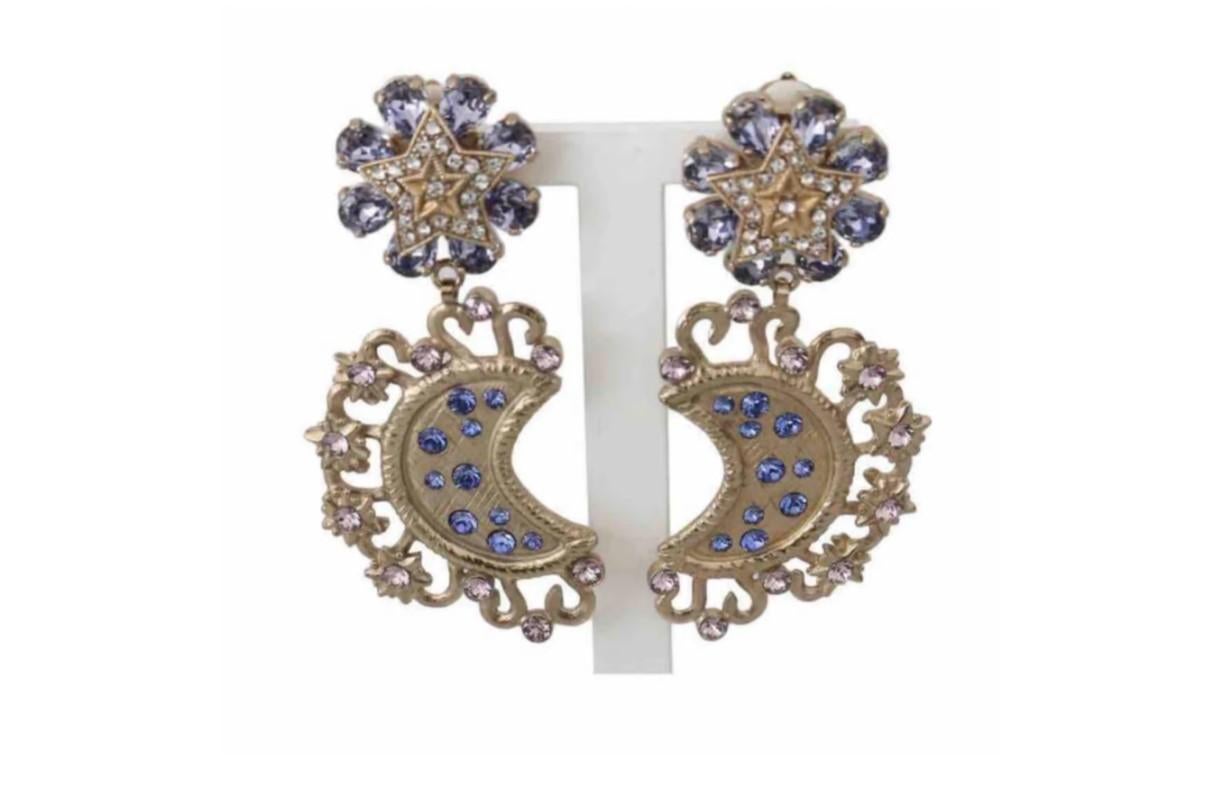  Stunning brand new with tags, 100%
genuine Dolce & Gabbana earrings.

Pattern: Clip on pendant

Pattern: Moon, star

Material: 30% crystal, 70% brass
Color: Gold, blue Crystals: Light
blue

Logo details

Made in Italy

Length: 7 cm

Dolce & Gabbana