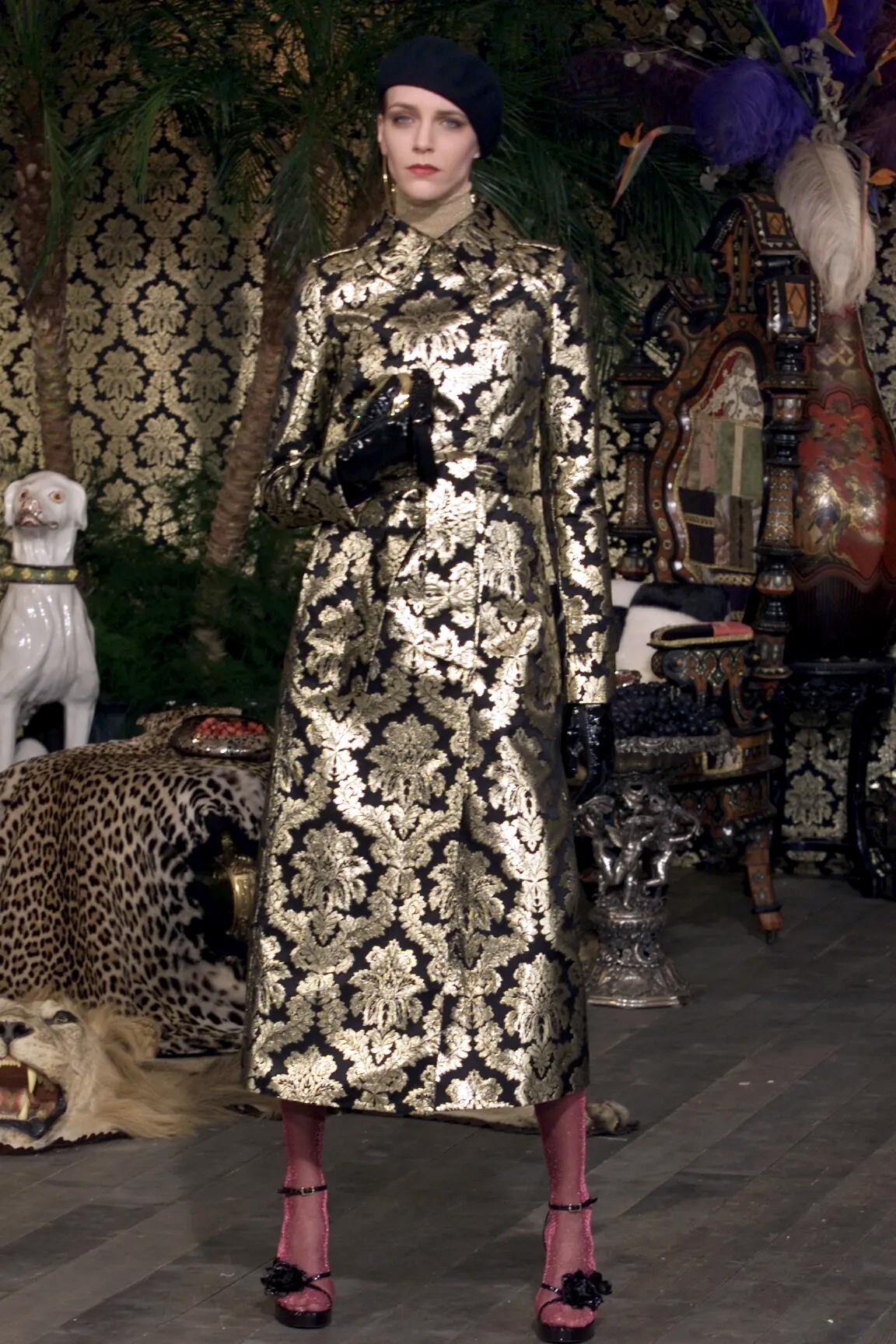 Dolce & Gabbana Gold Brocade Silk Tailored Evening Coat, FW 2000 Negro en venta
