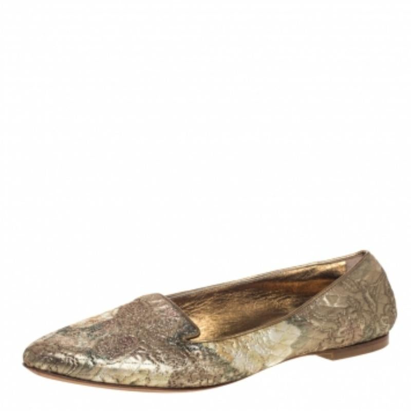 These regal smoking slippers from Dolce & Gabbana promise to make you stand out and make an impression like never before! Exuding royalty in gold brocade, they feature almond toes and leather trims on the toplines. Leather-lined insoles ensure you