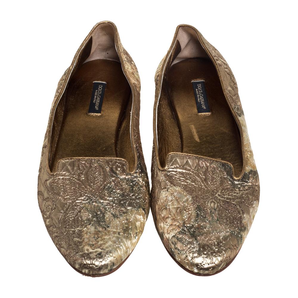 These regal smoking slippers from Dolce & Gabbana promise to make you stand out and make an impression like never before! Exuding royalty in gold brocade, they feature almond toes and leather trims on the toplines. Leather-lined insoles ensure you