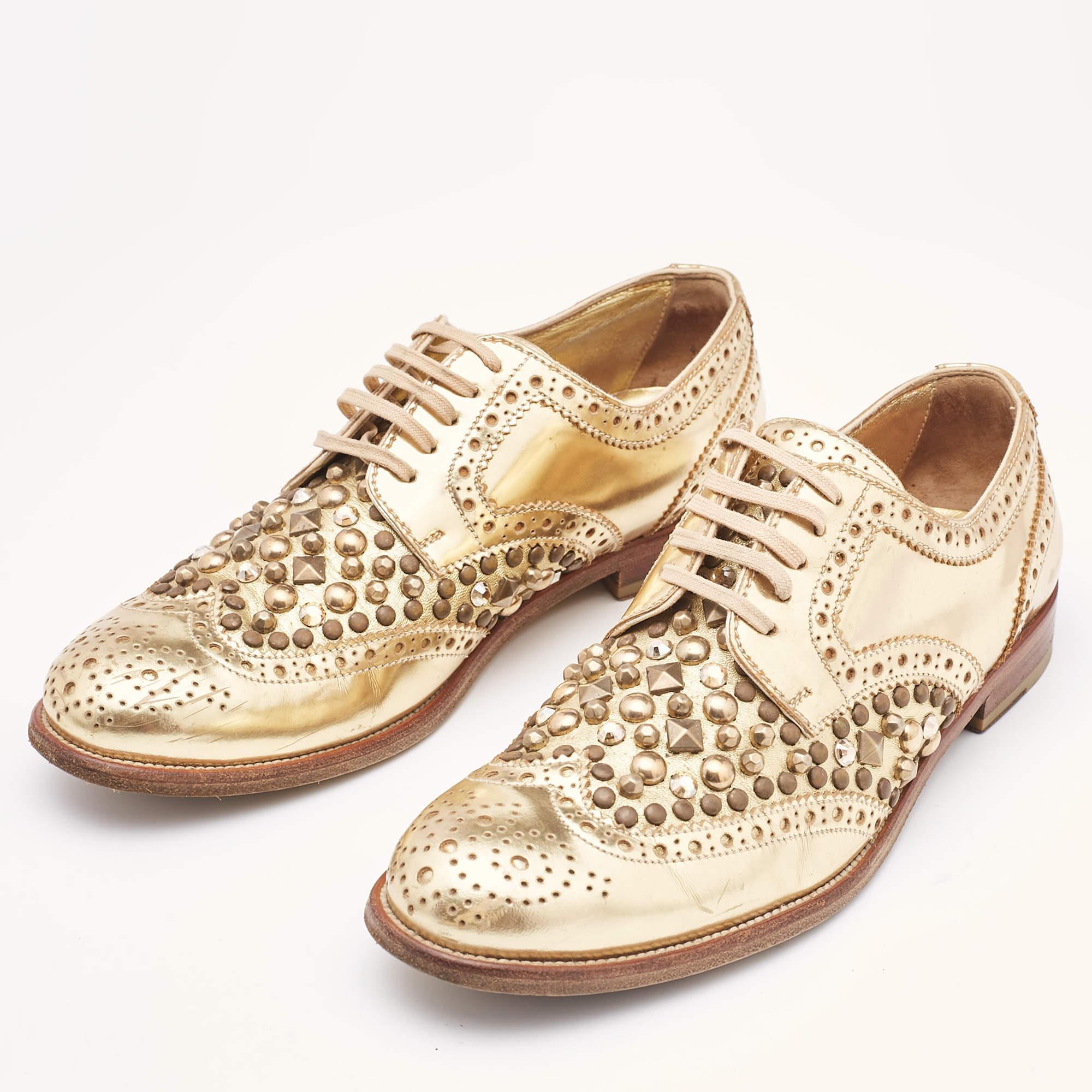 Faites-vous remarquer avec ces chaussures derby Dolce and Gabbana pour femme. Un travail impeccable  Ces chaussures embellies offrent à la fois mode et confort  en rehaussant votre look à chaque étape.