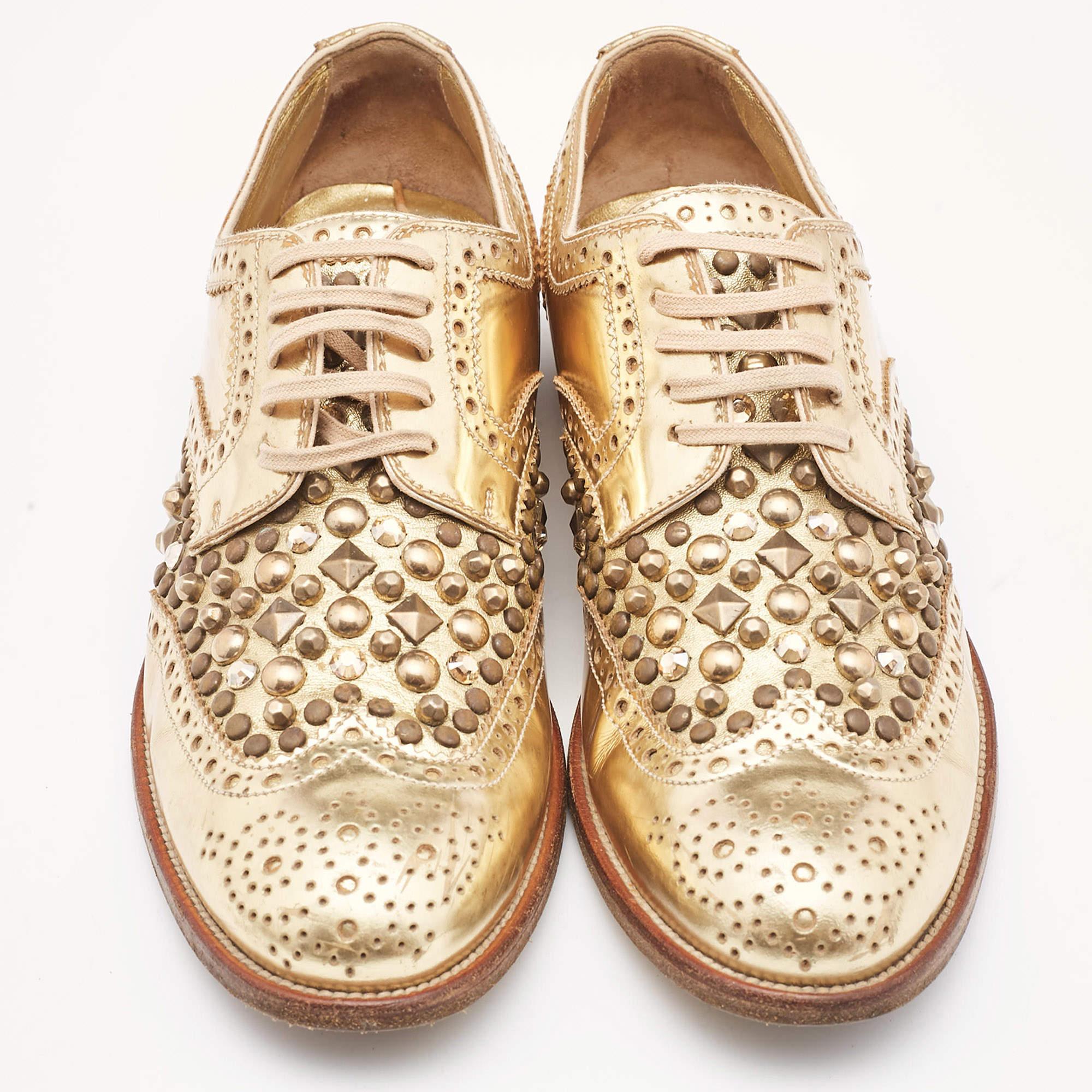 Or Dolce & Gabbana Derby clouté en cuir brogue doré, taille 38,5 en vente
