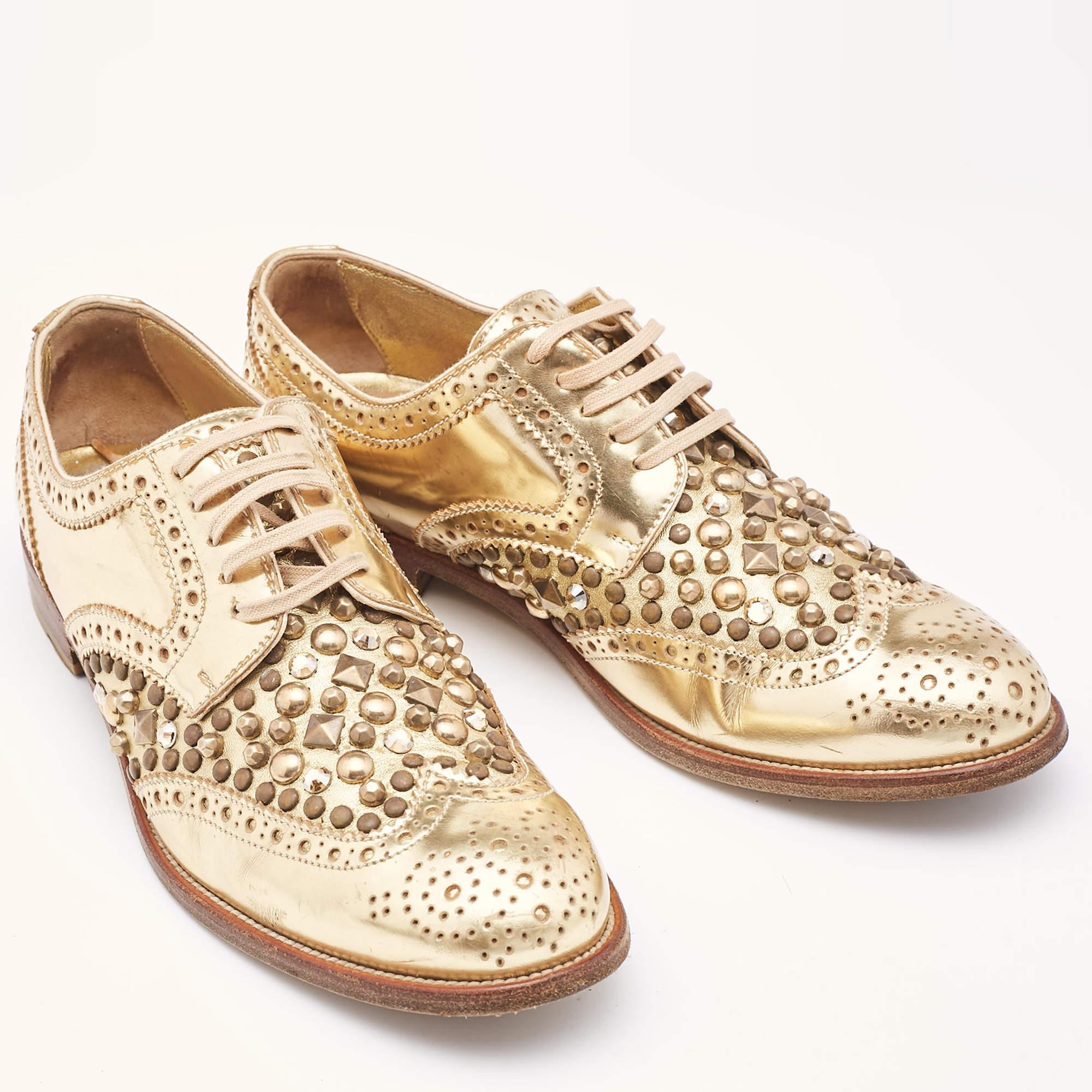 Dolce & Gabbana Derby clouté en cuir brogue doré, taille 38,5 Bon état - En vente à Dubai, Al Qouz 2