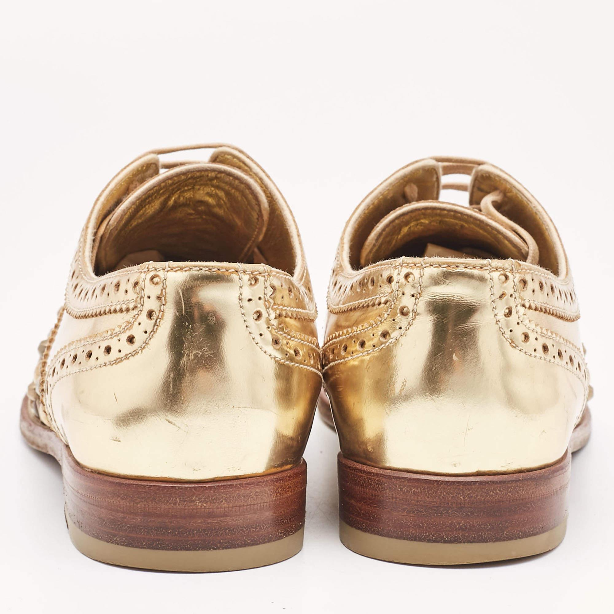 Dolce & Gabbana Derby clouté en cuir brogue doré, taille 38,5 Pour femmes en vente
