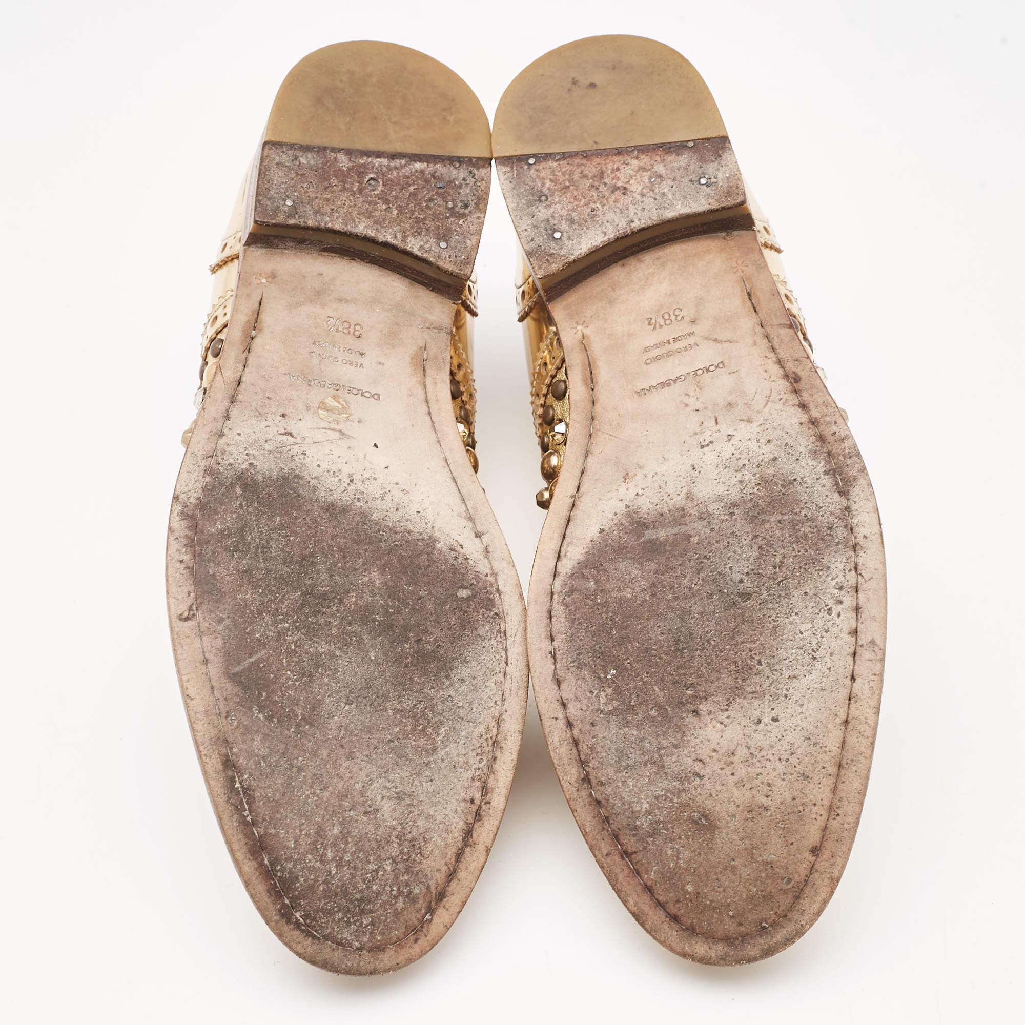 Dolce & Gabbana Derby clouté en cuir brogue doré, taille 38,5 en vente 1