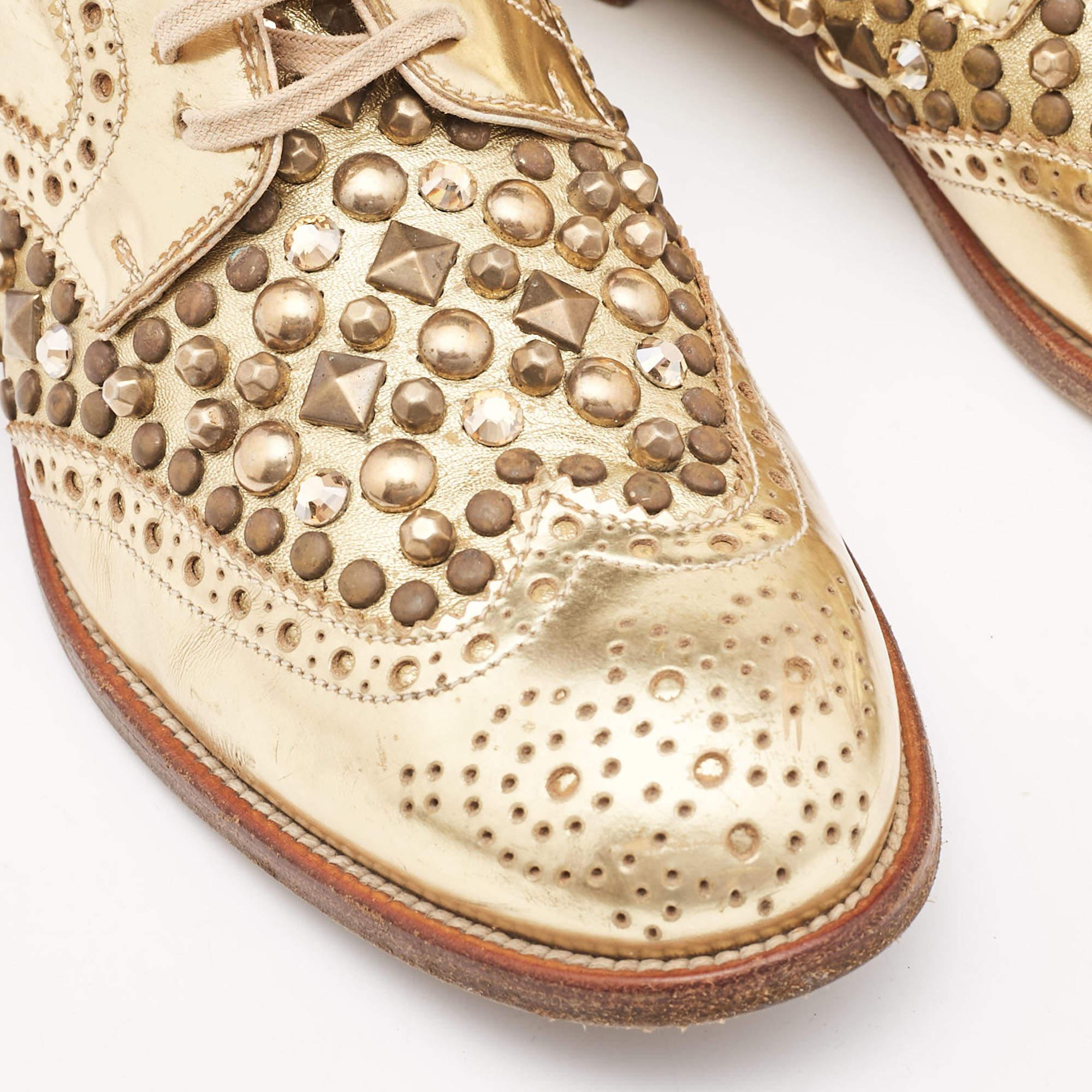 Dolce & Gabbana Derby clouté en cuir brogue doré, taille 38,5 en vente 3