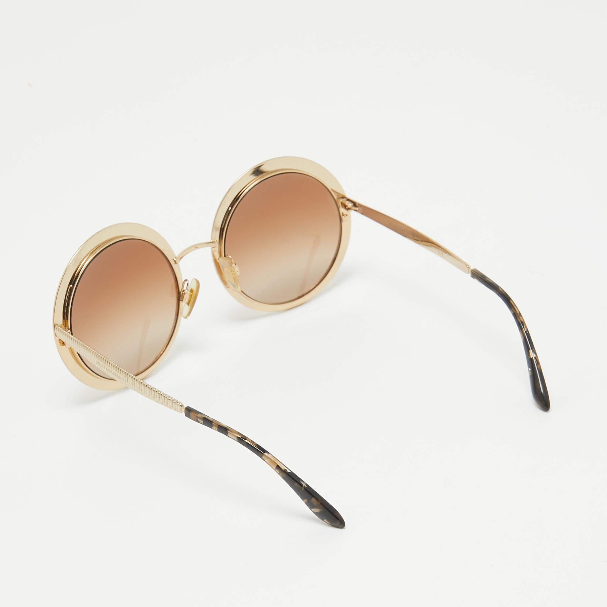 Vemos los detalles de este exquisito par de gafas de sol de diseño fabricadas con materiales nobles. Las gafas de sol tienen un atractivo lujoso y un uso práctico.
