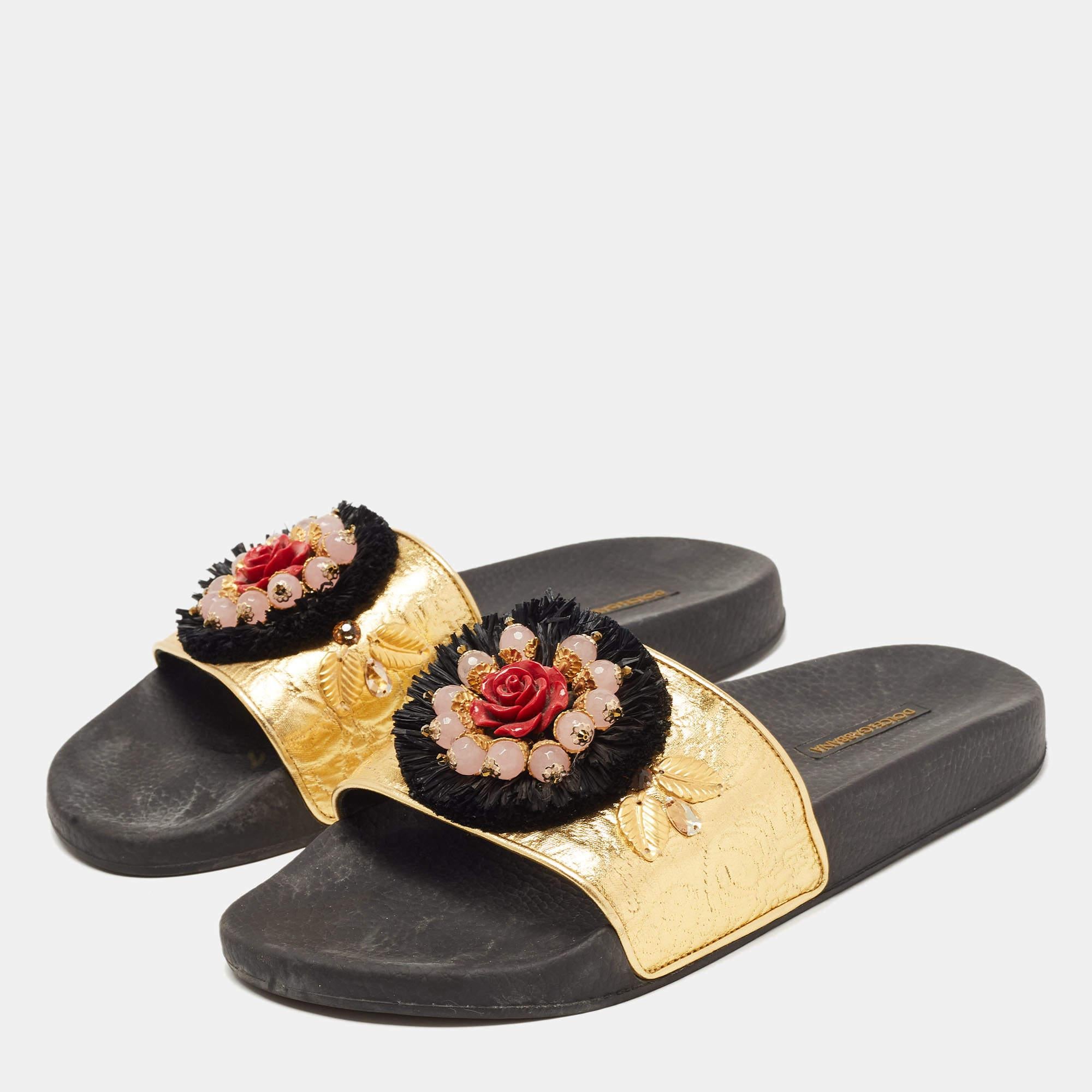 These sandals will frame your feet in an elegant manner. Crafted from quality materials, they display a classy design and comfortable insoles.