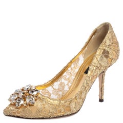 Escarpins Dolce & Gabbana en dentelle dorée ornées de cristaux Bellucci, taille 37,5