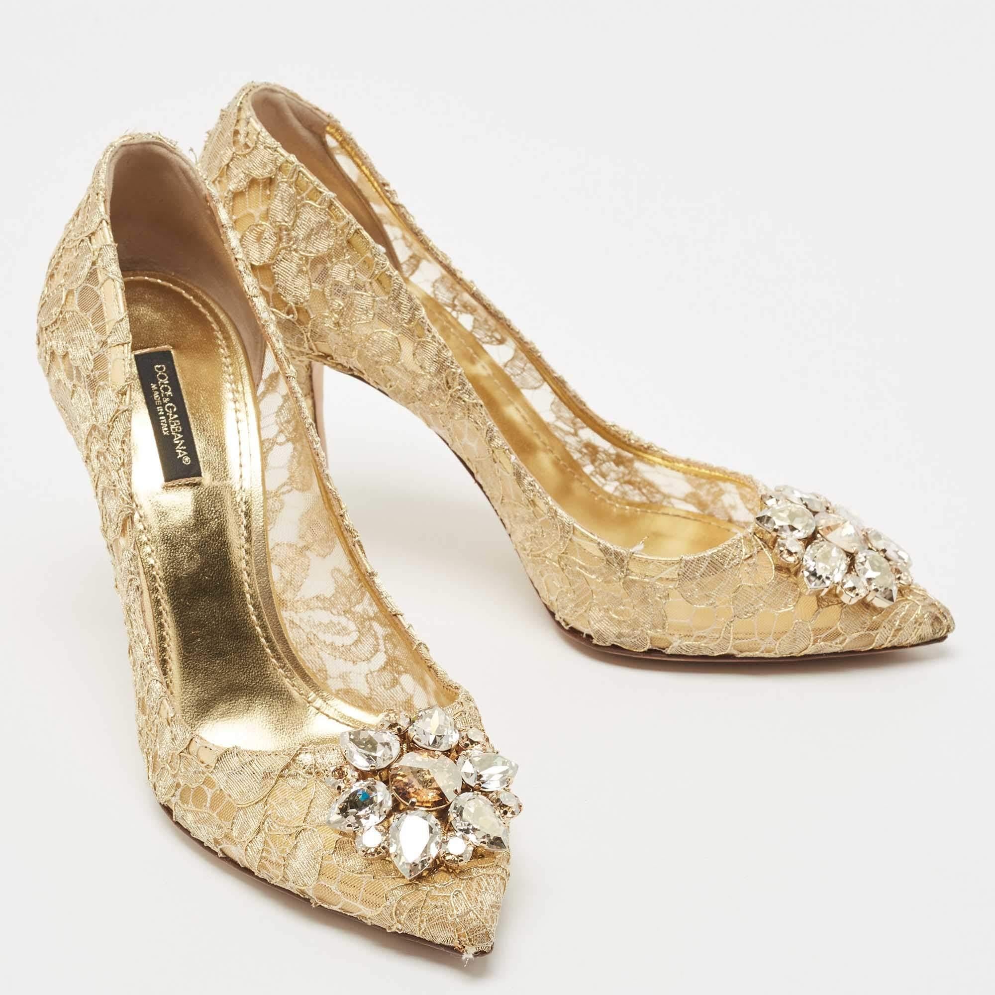 Dolce & Gabbana Gold Lace Bellucci Crystal Embellished Pumps Size 39 In Good Condition In Dubai, Al Qouz 2