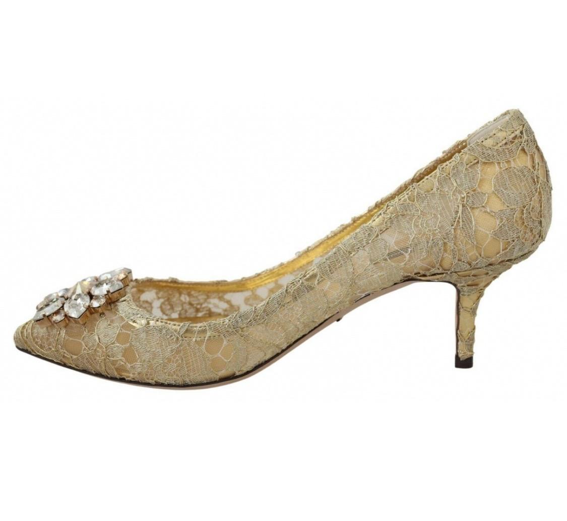 DOLCE & GABBANA
Gorgeous brand new with tags, 100%
Authentic Dolce & Gabbana PUMP lace
shoes with jewel detail on the top.
Model: Pumps
Color: Gold
Material: 52% PA, 10% PL, 38%
Leather
Sole: Leather
Logo details
Very high quality and comfort
Made