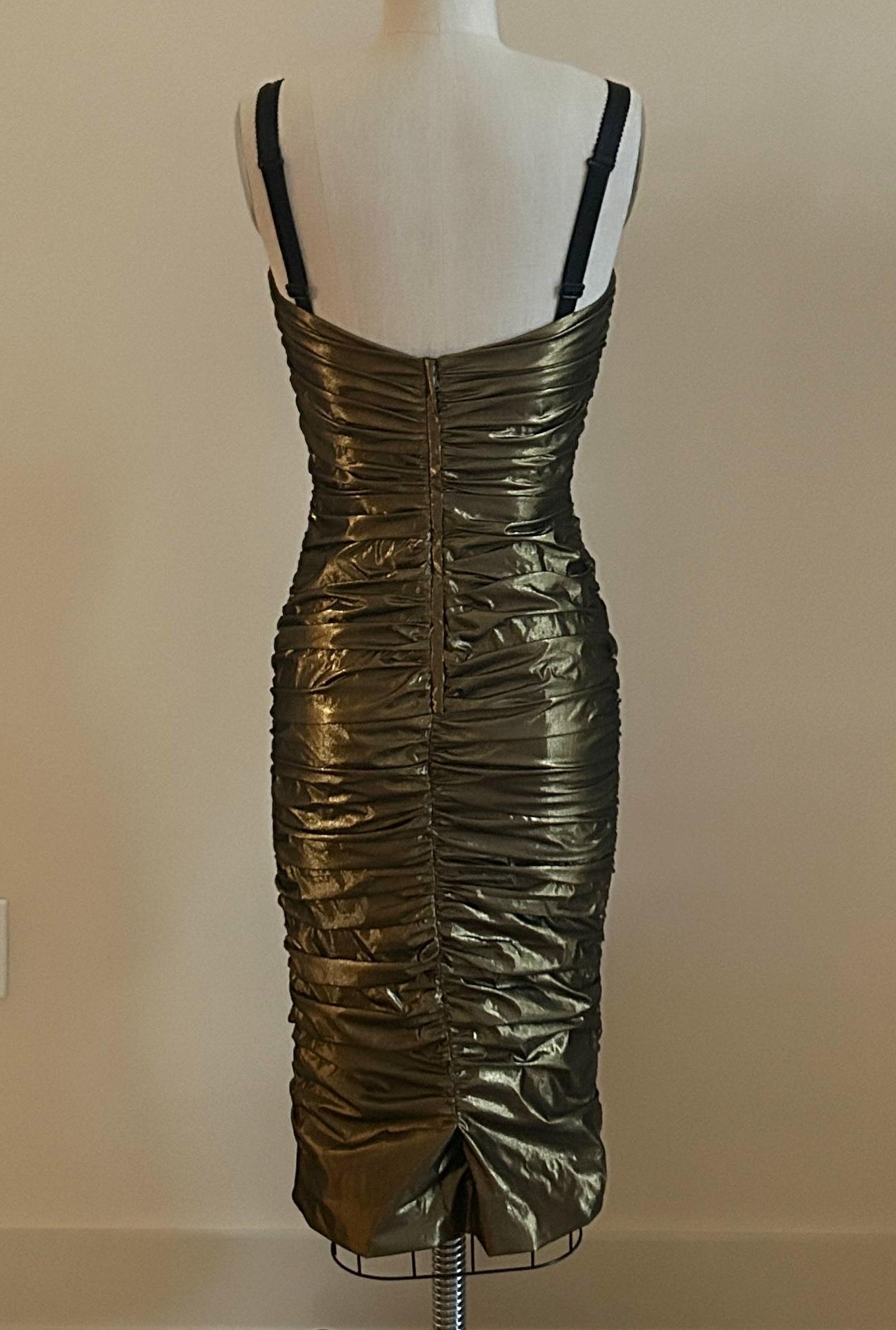 Dolce & Gabbana - Vestito midi da cocktail con increspature in oro In condizioni ottime in vendita a San Francisco, CA
