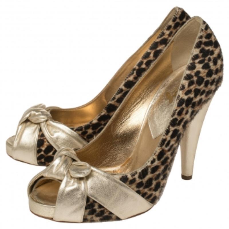 Cette paire d'escarpins D.G. est un incontournable de la garde-robe. Cette paire d'escarpins en cuir et en poils de poney, avec bouts pointus, détails de nœuds et talons de 12 cm, vous donnera une allure éblouissante. Faites preuve d'un style résolu
