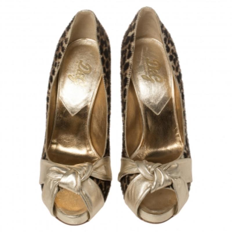 Marron Dolce & Gabbana Gold Leather and Pony Hair Knotted Peep Toe Pumps Size 40 (escarpins noués en cuir et en poils de poney) en vente