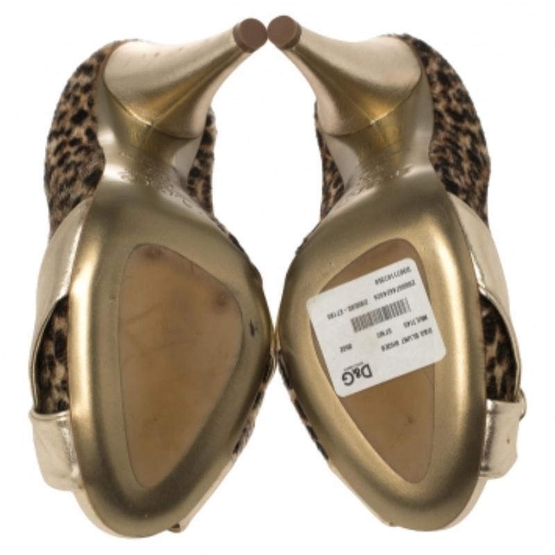 Dolce & Gabbana Gold Leather and Pony Hair Knotted Peep Toe Pumps Size 40 (escarpins noués en cuir et en poils de poney) en vente 3