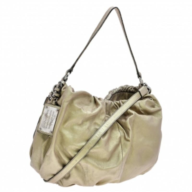 Perfect to store all that you need for the day, this Dolce & Gabbana Miss Night and Day hobo is a must-have everyday essential. Crafted in leather, this bag features pleated details on the surface along with a short and a long strap for your