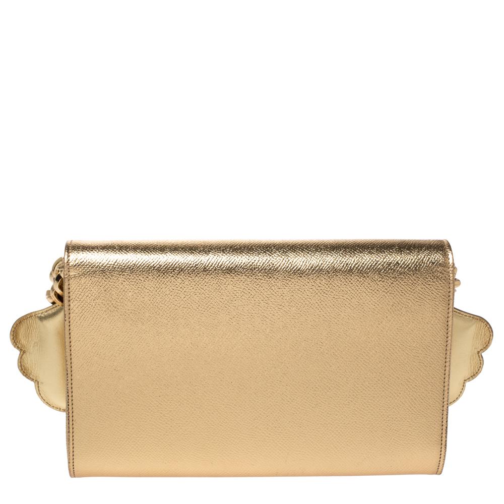 One look at this clutch from Dolce & Gabbana and you will know right away why it is luxury. Crafted from leather, it is equipped with a leather interior and a chain in gold-tone. Detailing of a heart with wings is flaunted on the front, fully ready