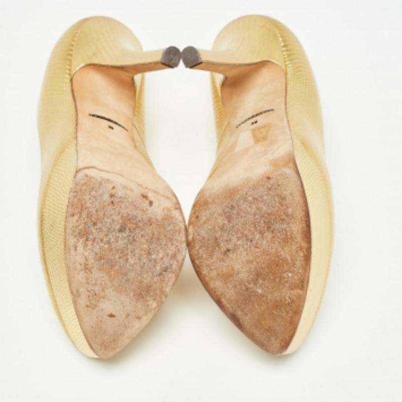 Or Dolce & Gabbana - Escarpins à plateforme en cuir gaufré lézard doré - Taille 39 en vente