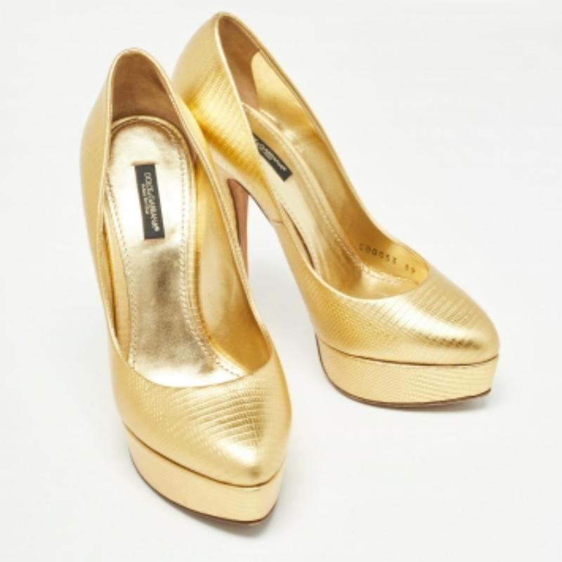 Dolce & Gabbana - Escarpins à plateforme en cuir gaufré lézard doré - Taille 39 en vente 1