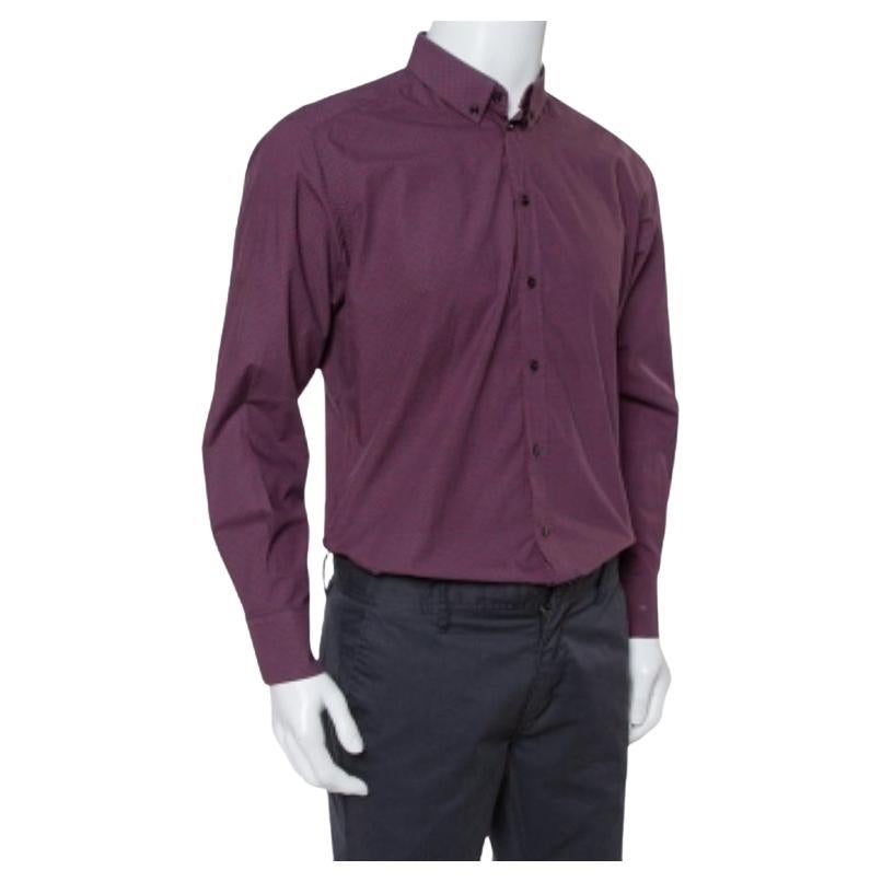 Dolce & Gabbana presents this refreshing and classic shirt for modern men. Look cool and sophisticated in this navy blue shirt that has been adorned with a minute print and styled with the classic collars, front button fastenings, and long sleeves.