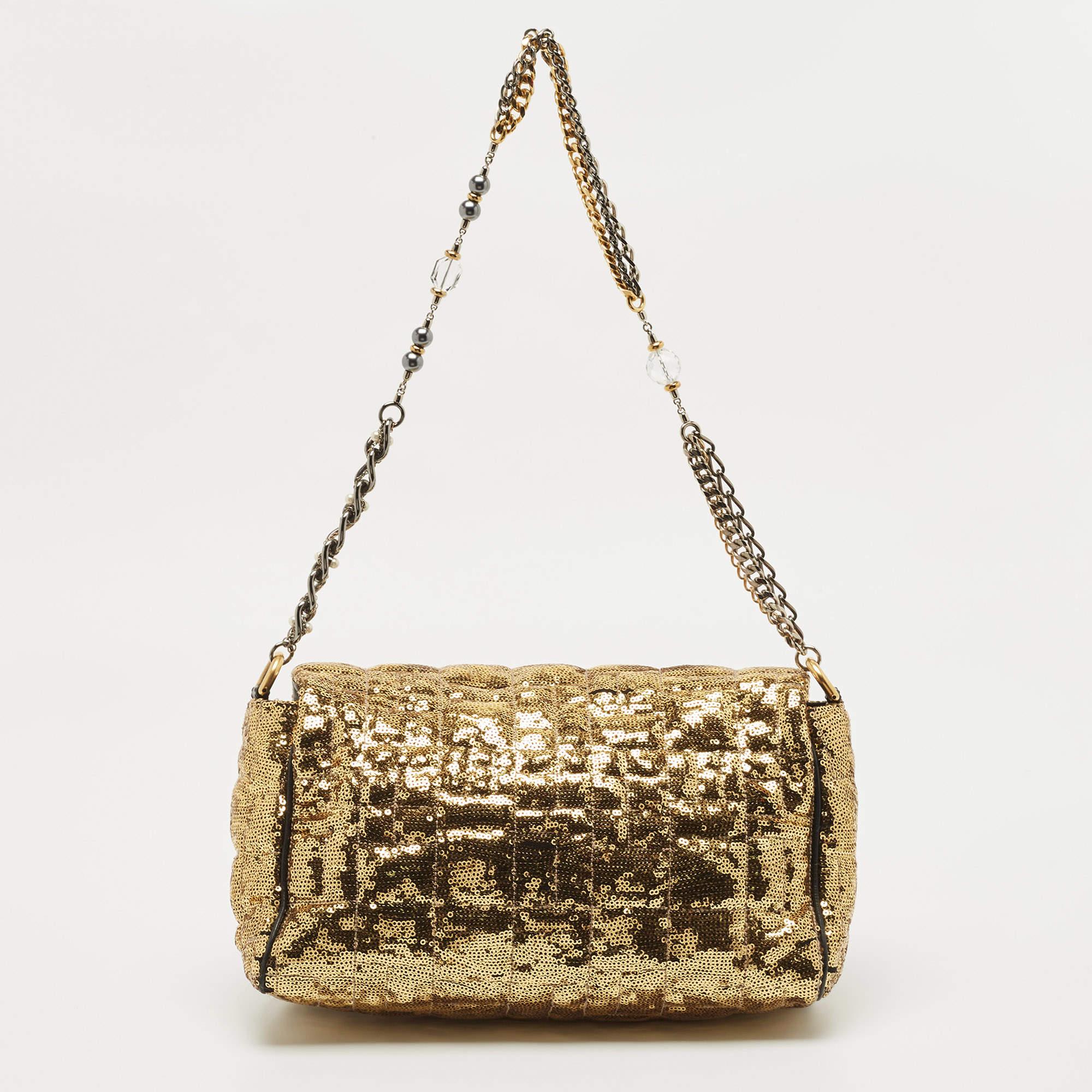 For a look that is complete with style, taste, and a touch of luxe, this designer bag is the perfect addition. Flaunt this beauty on your shoulder and revel in the taste of luxury it leaves you with.

