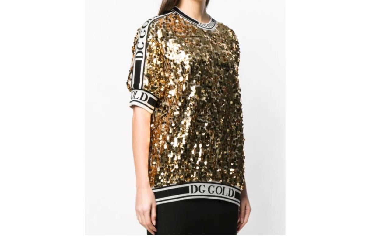 Dolce & Gabbana Gold sequins
tracksuit Top Sequins

Jacquard trims
Slips on

Fully lined

Heavily embellished
Stretchy fabric
Mid-weight fabric
Size 38IT - UK6 - XS
Dry clean

Made in Italy

100% Polyester

Brand new with tags!

Please send me a