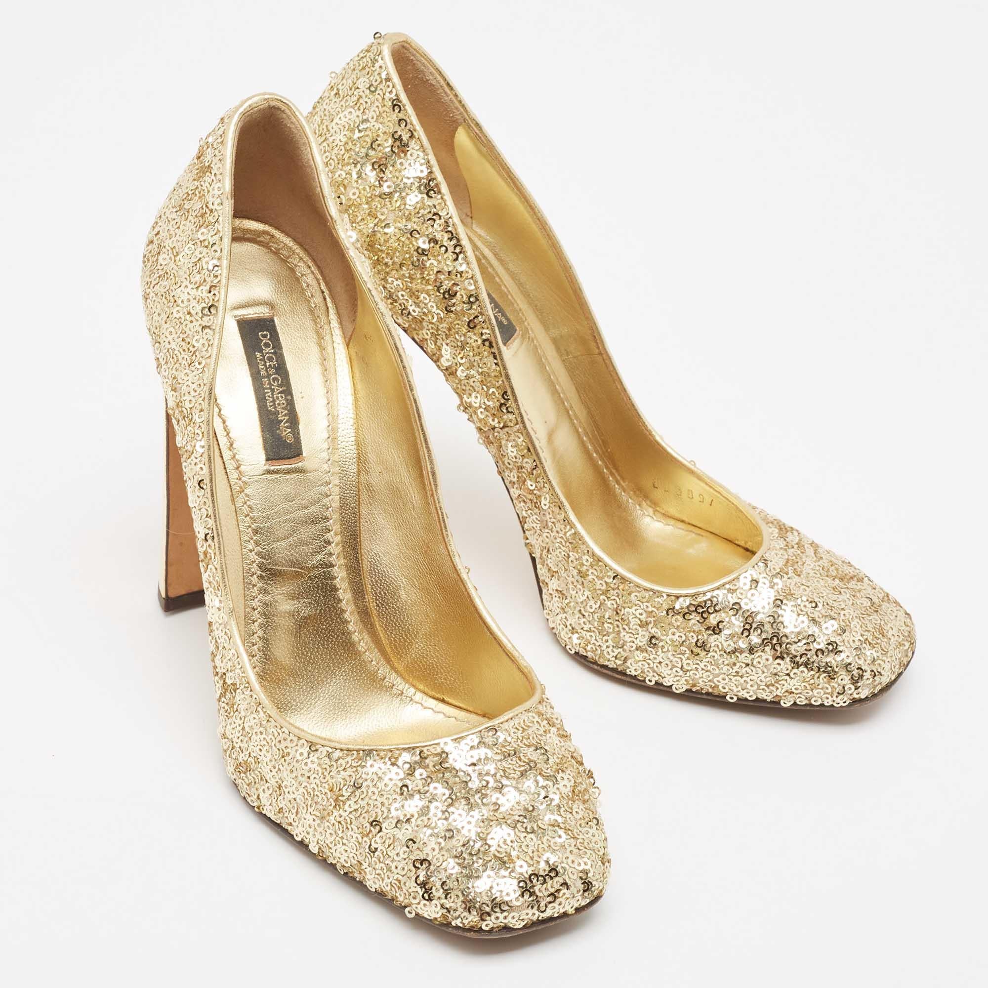 Dolce & Gabbana Gold Sequins Studded Heel Square Toe Pumps Size 38.5 In Good Condition For Sale In Dubai, Al Qouz 2