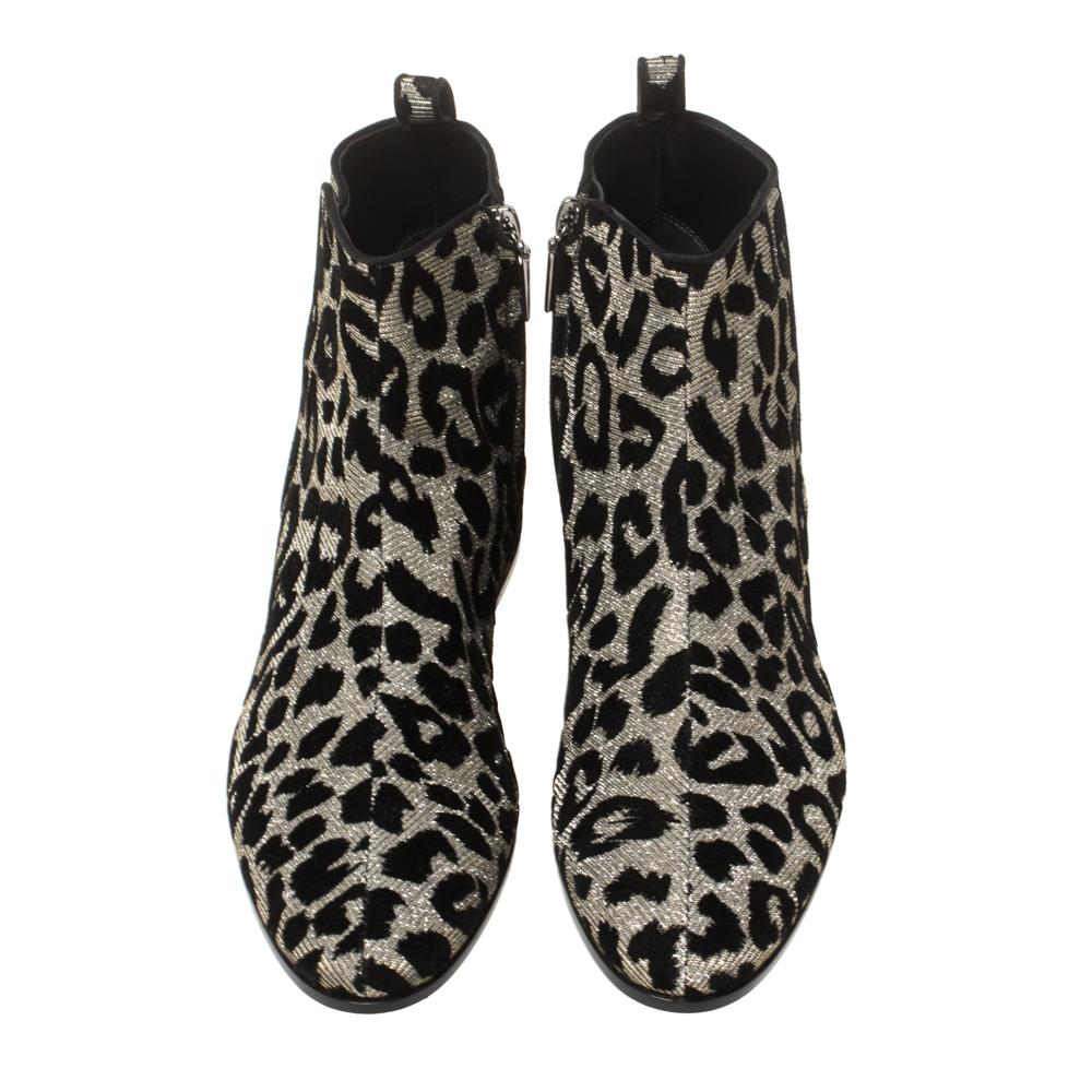 These striking ankle boots from Dolce & Gabbana are a must-have to amp up your ensemble. Crafted meticulously from lurex fabric, they carry a combination of black and silver hues and feature leopard print for a flattering look. They are styled with