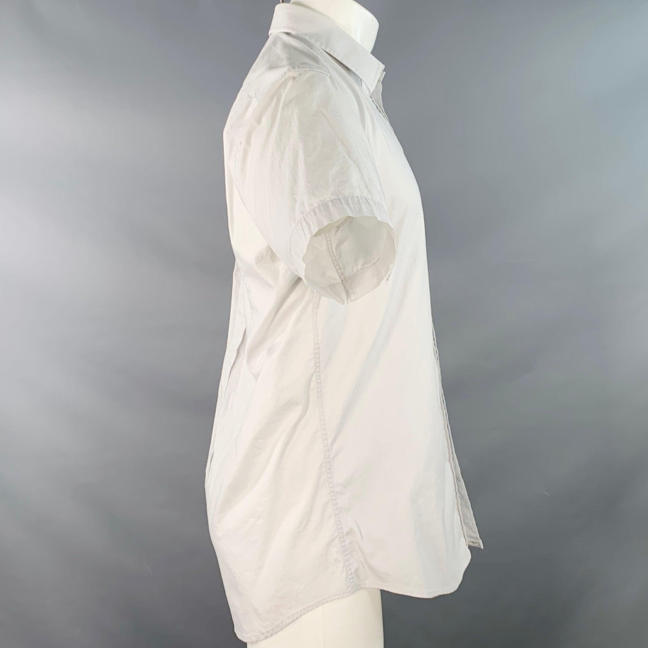 Chemise à manches courtes DOLCE & GABBANA GOLD en tissu gris avec un col pointu et une fermeture à boutons. Fabriqué en Italie. Excellent état. Étiquettes du tissu enlevées. 

Marqué :   16/41 

Mesures : 
 
Épaule : 16 pouces Poitrine : 43 pouces