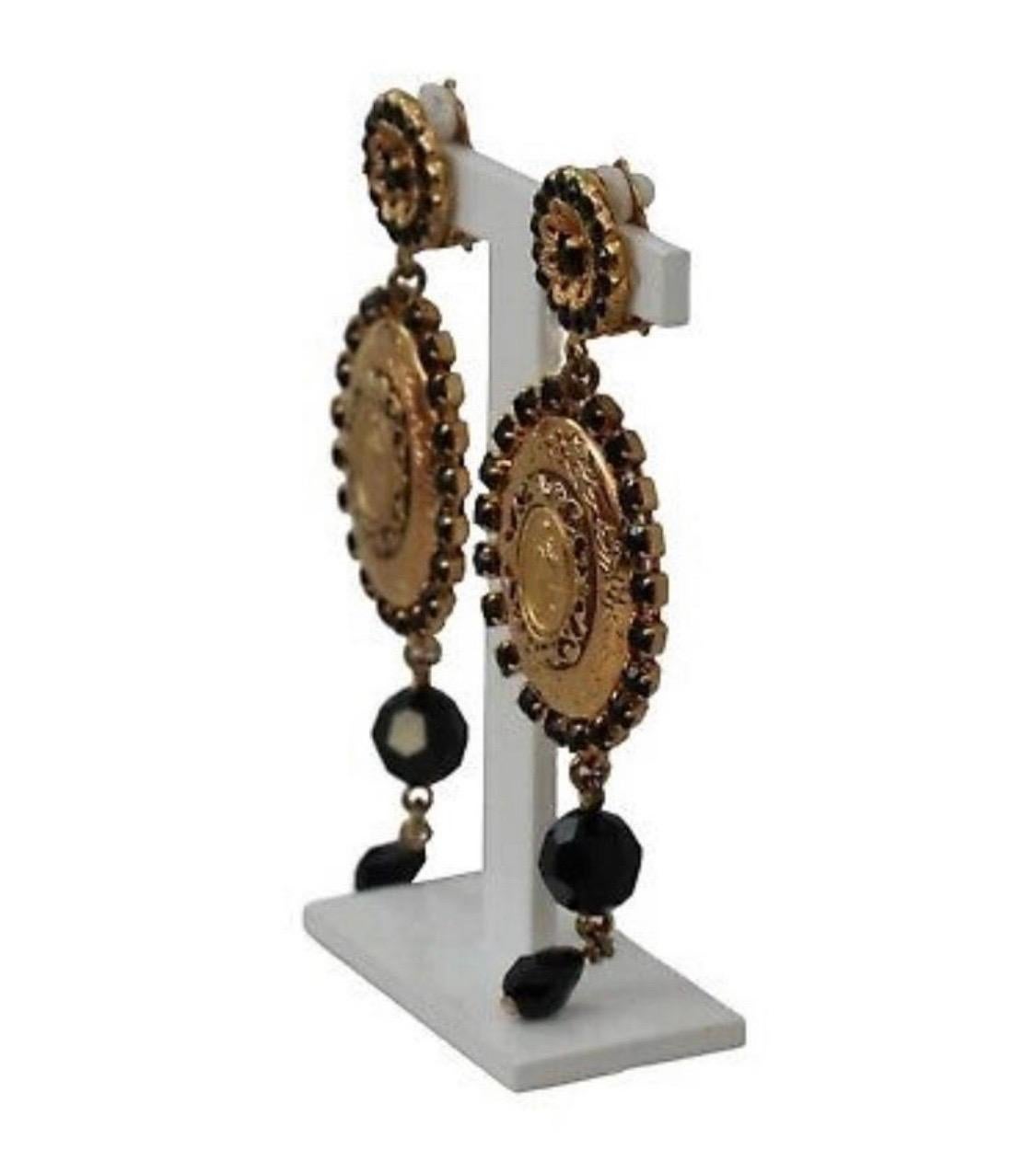 DOLCE & GABBANA


Gorgeous 100% Authentic Dolce & Gabbana gold-tone black crystal drop medallion earrings feature a mid-length and a clip on fastening.

Model: Clip-on, drop
Motive: Crystals
Material: Brass, crystals

Color: Gold

Crystal: