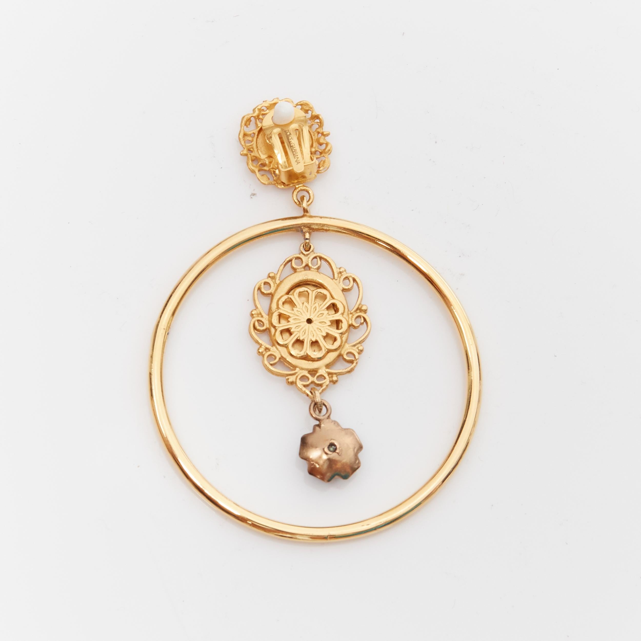DOLCE GABBANA - Boucles d'oreilles clip Maria avec rosace en perle et ton or en vente 3