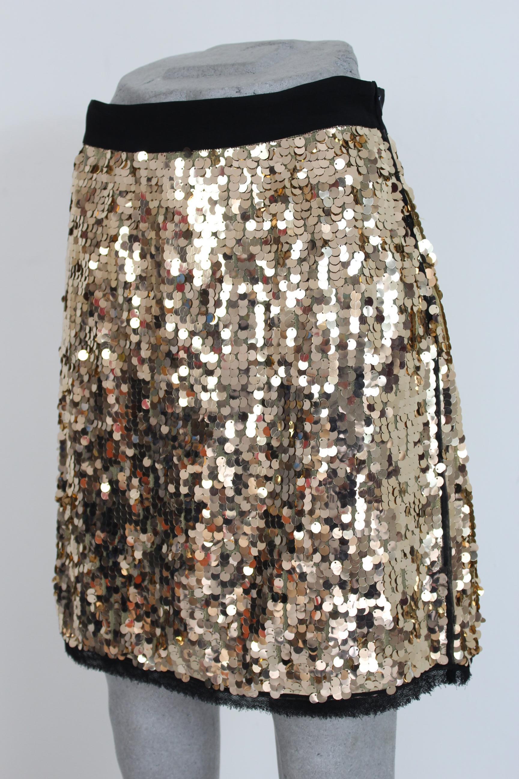 Dolce & Gabbana evening skirt 2000s. Elegant short model, gold and black with sequins, lined interior. 90% polyamide 7% silk 2% cotton 1% elastene. Made in Italy. New with tag.

Size: 42 It 8 Us 10 Uk

Waist skirt: 36 cm
Length: 52 cm