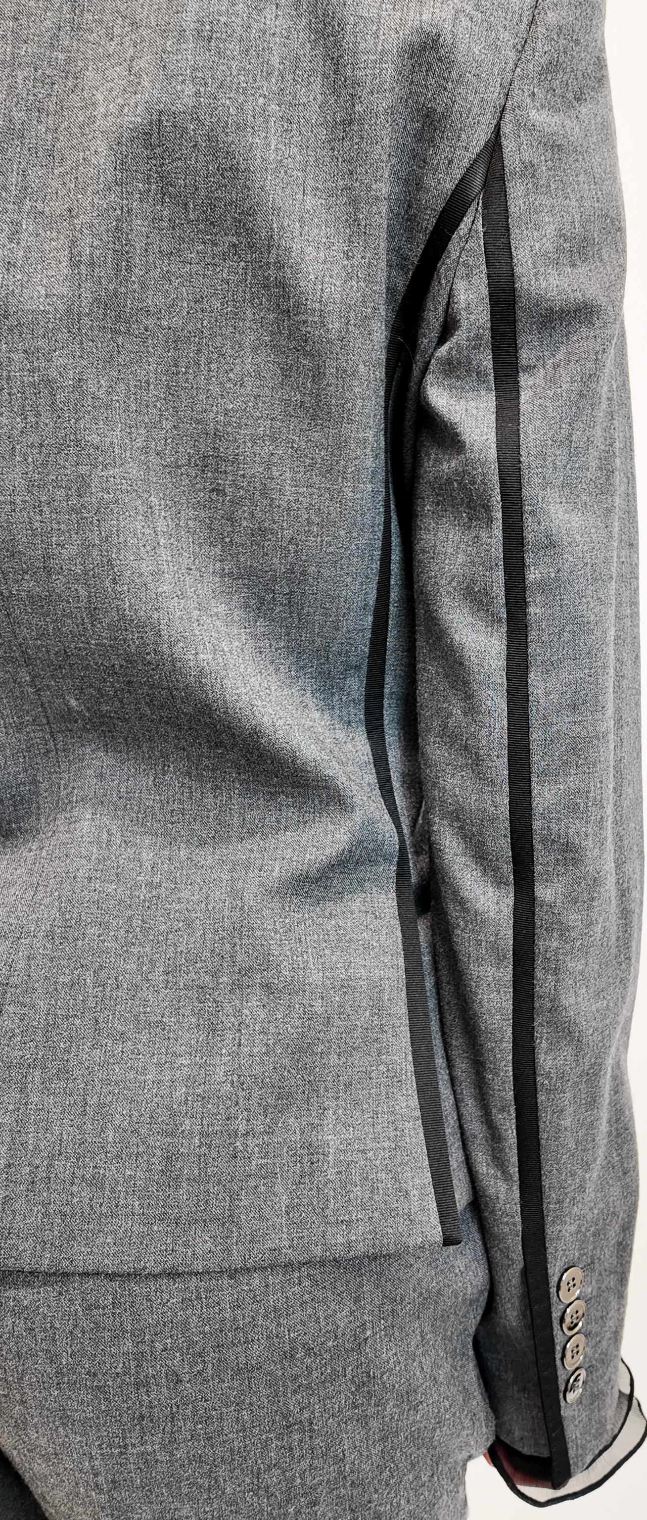 Dolce & Gabbana - Smoking da donna grigio con strisce nere in vendita 1