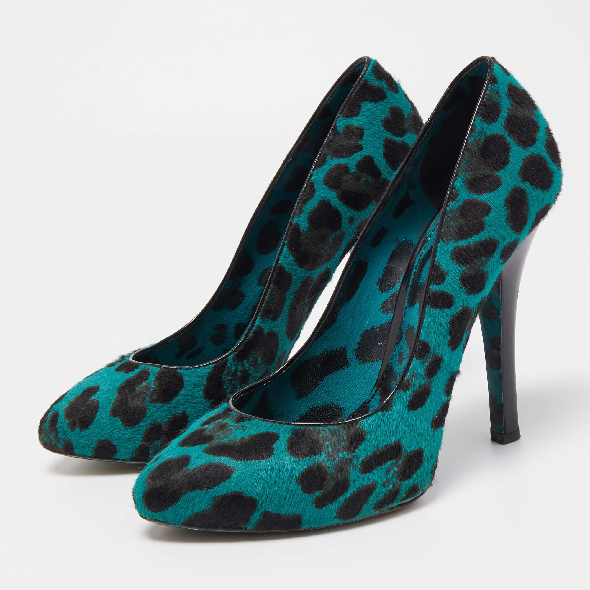 Get an elegant look with these pumps by Dolce and Gabbana. Beautifully designed they flaunt covered toes and comfortable heels. Strike the right pose by assembling the pair with a dress or jumpsuit.