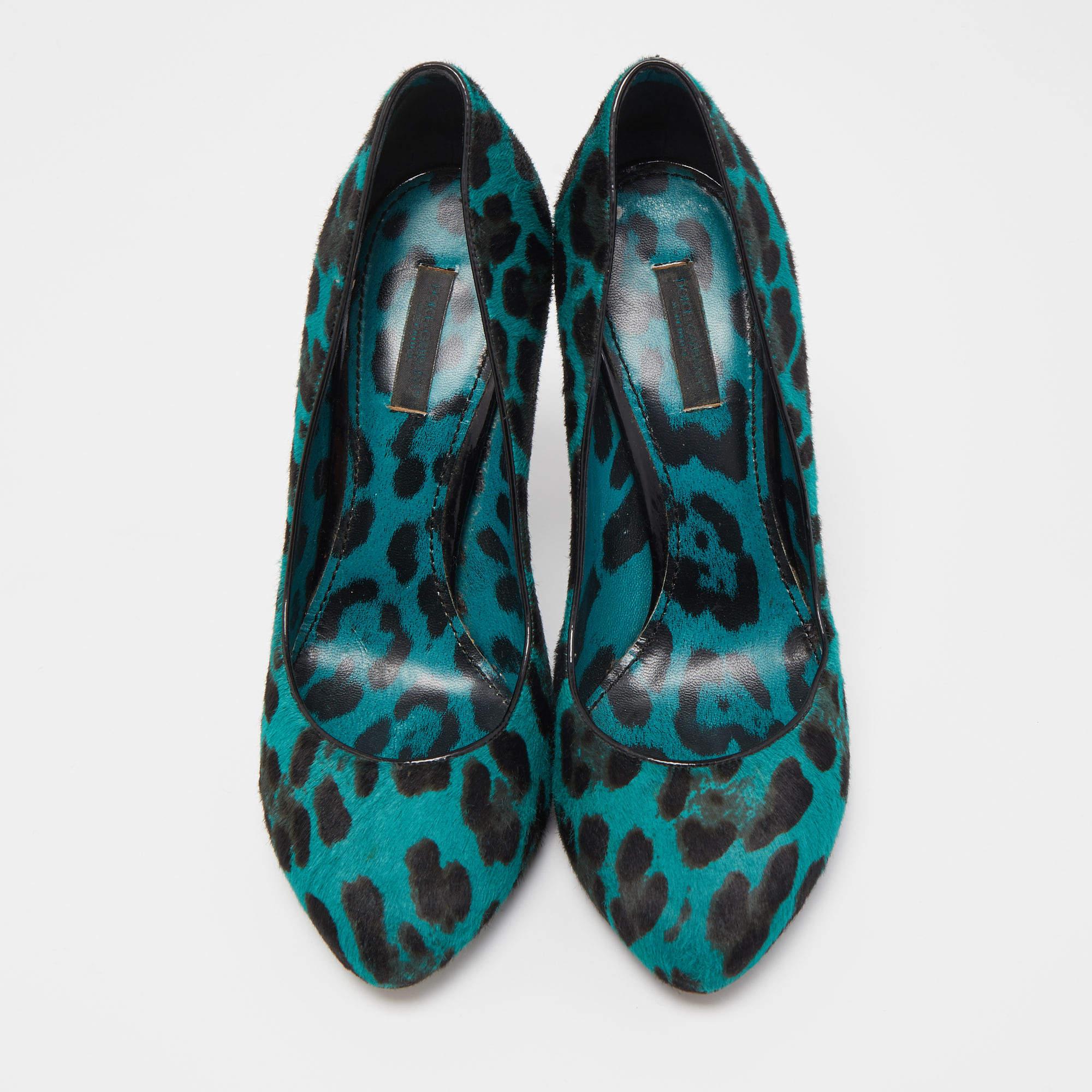 Blue Dolce & Gabbana Green/Black Calf Hair Pointed Toe Pumps Size 38.5 For Sale